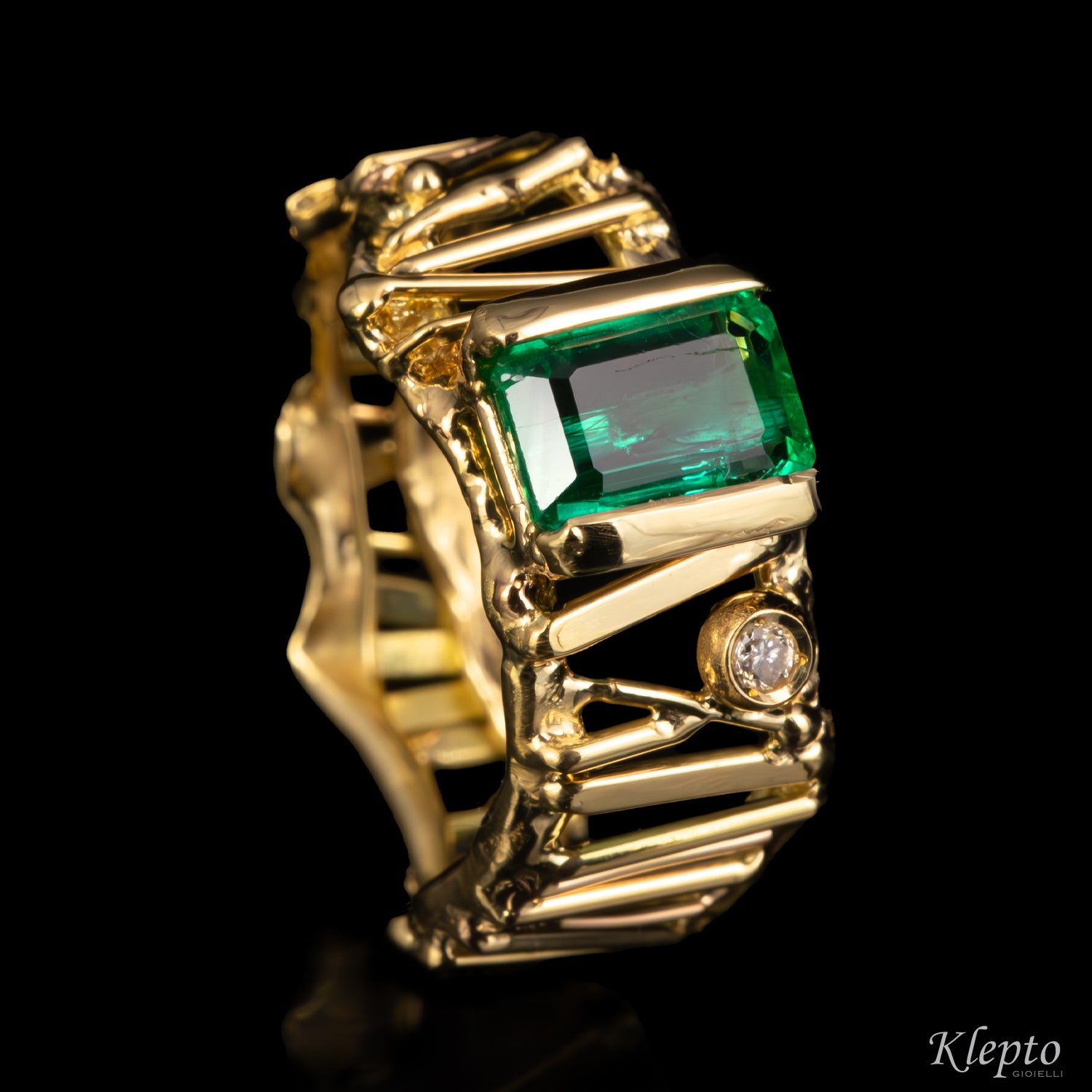 Anello in oro giallo con Smeraldo e Diamante