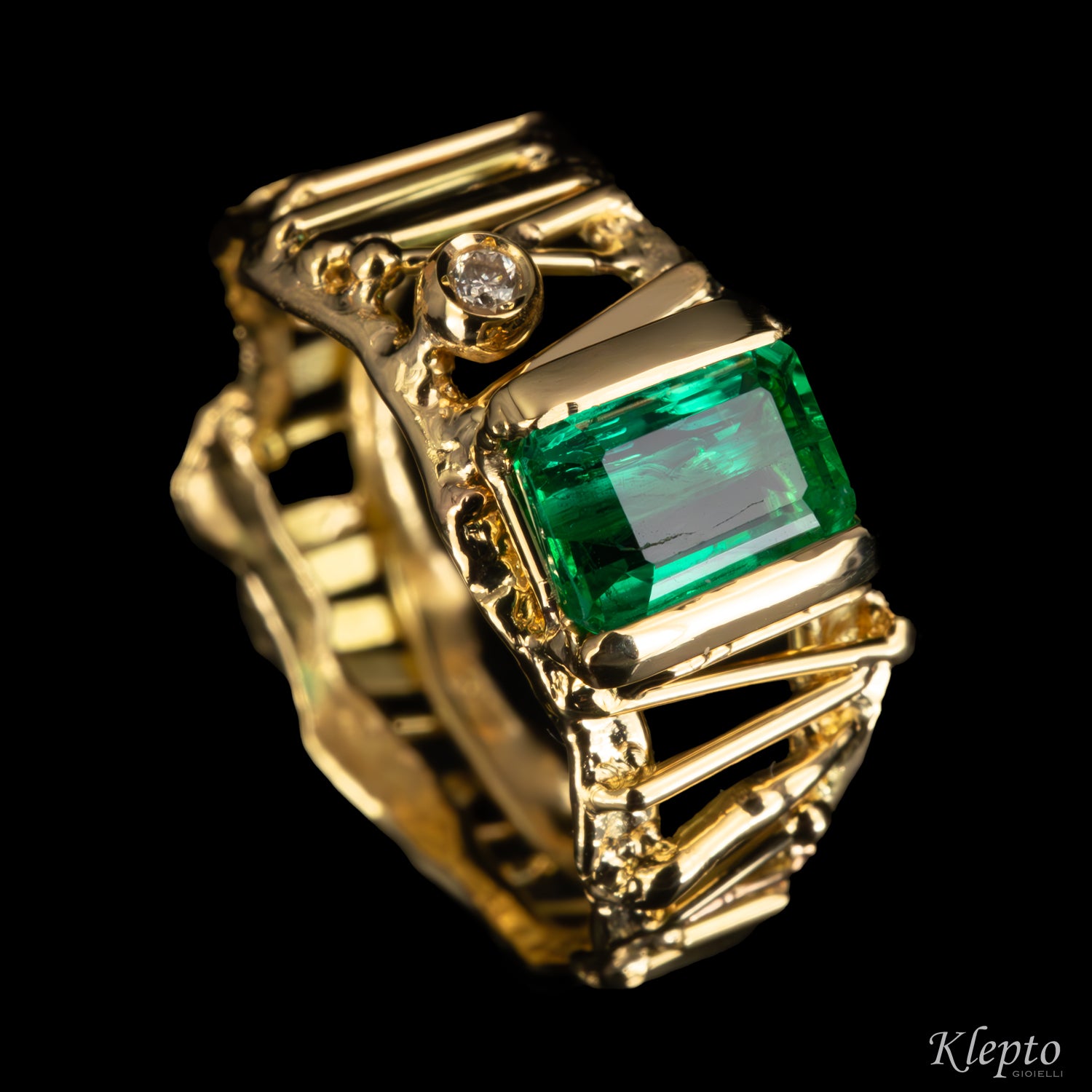 Anello in oro giallo con Smeraldo e Diamante