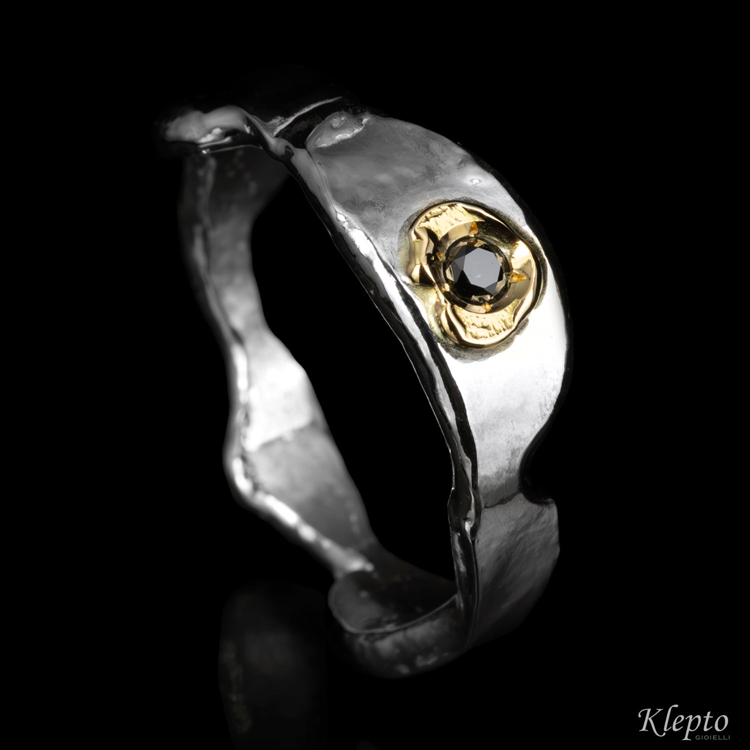 Anello in Argento Silnova® con Diamante nero e dettaglio in oro giallo