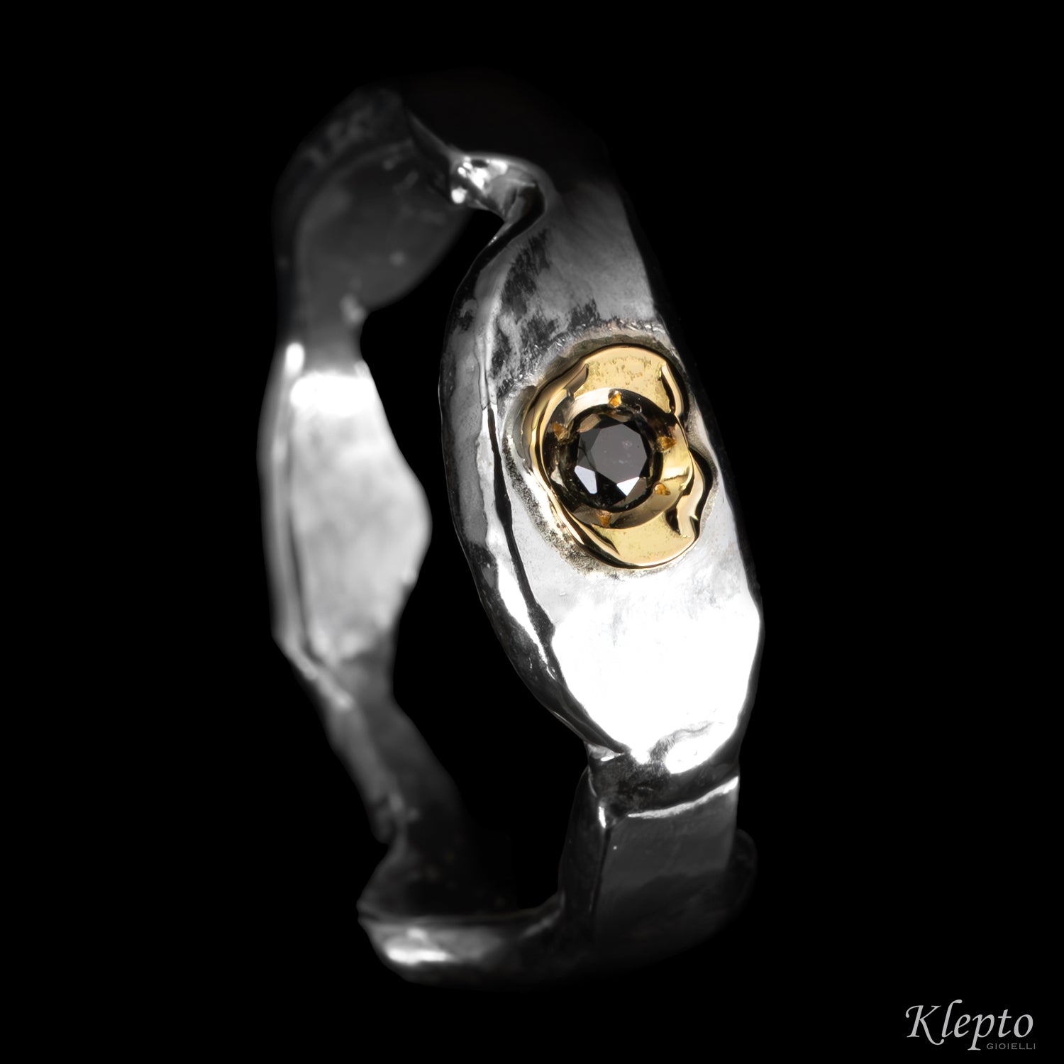 Anello in Argento Silnova® con Diamante nero e dettaglio in oro giallo
