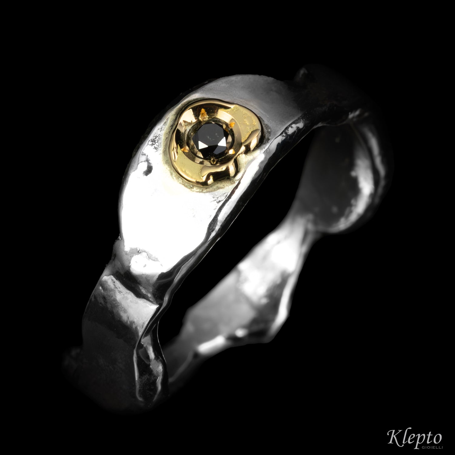 Anello in Argento Silnova® con Diamante nero e dettaglio in oro giallo