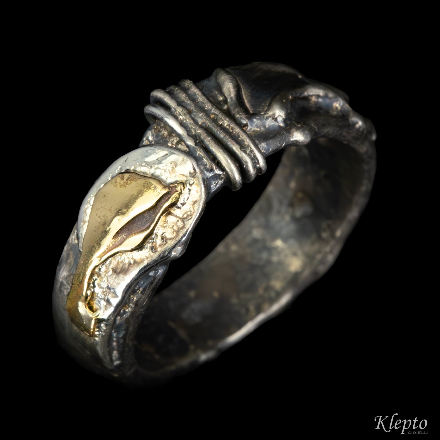 Anello in Argento Silnova® brunito con dettagli in oro giallo