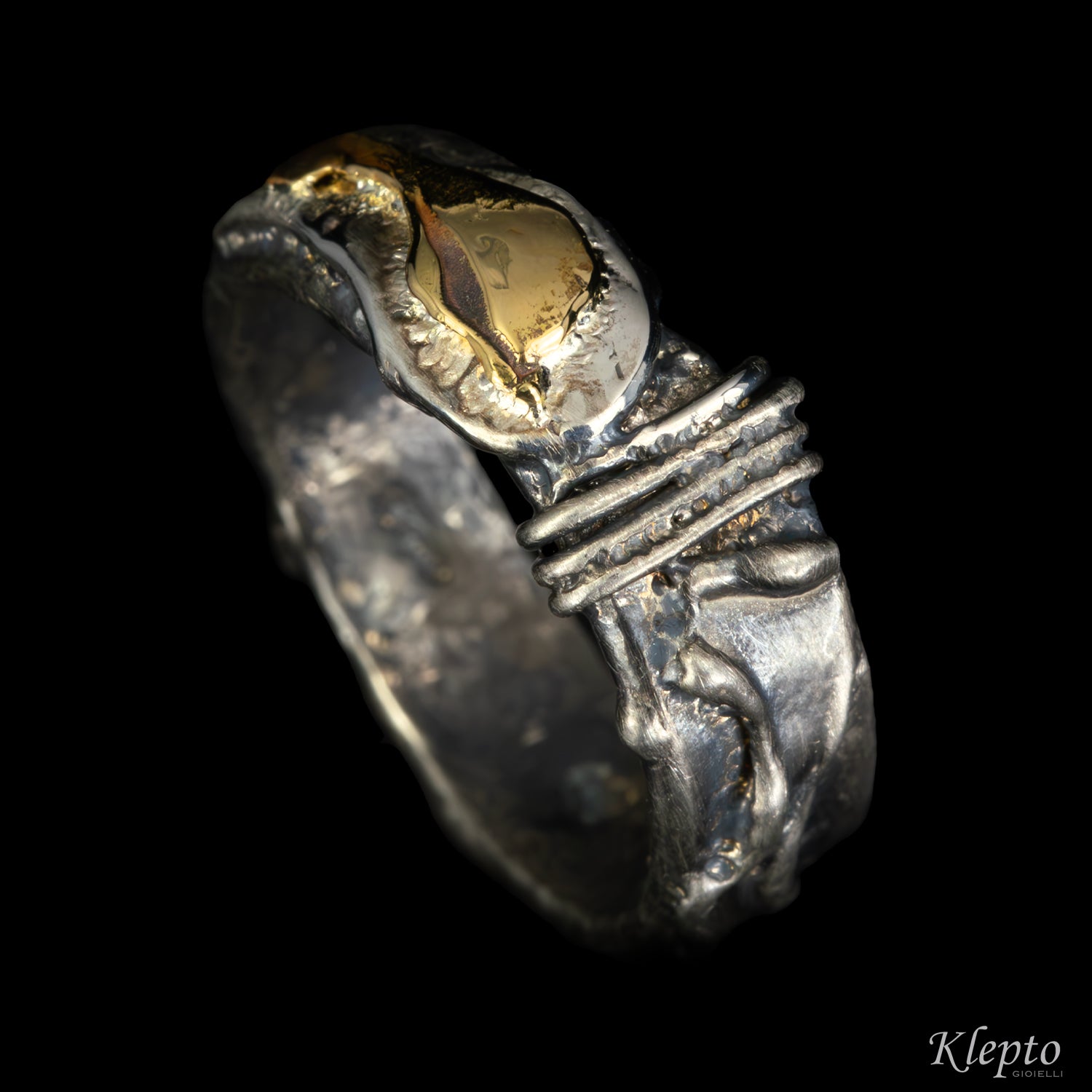 Anello in Argento Silnova® brunito con dettagli in oro giallo