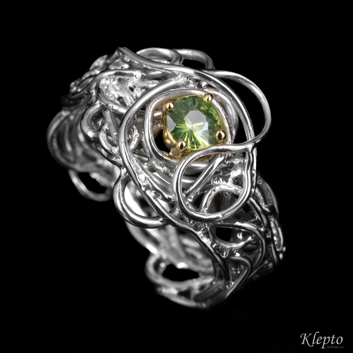 Anello in Argento Silnova® con Demantoide e dettagli in oro giallo