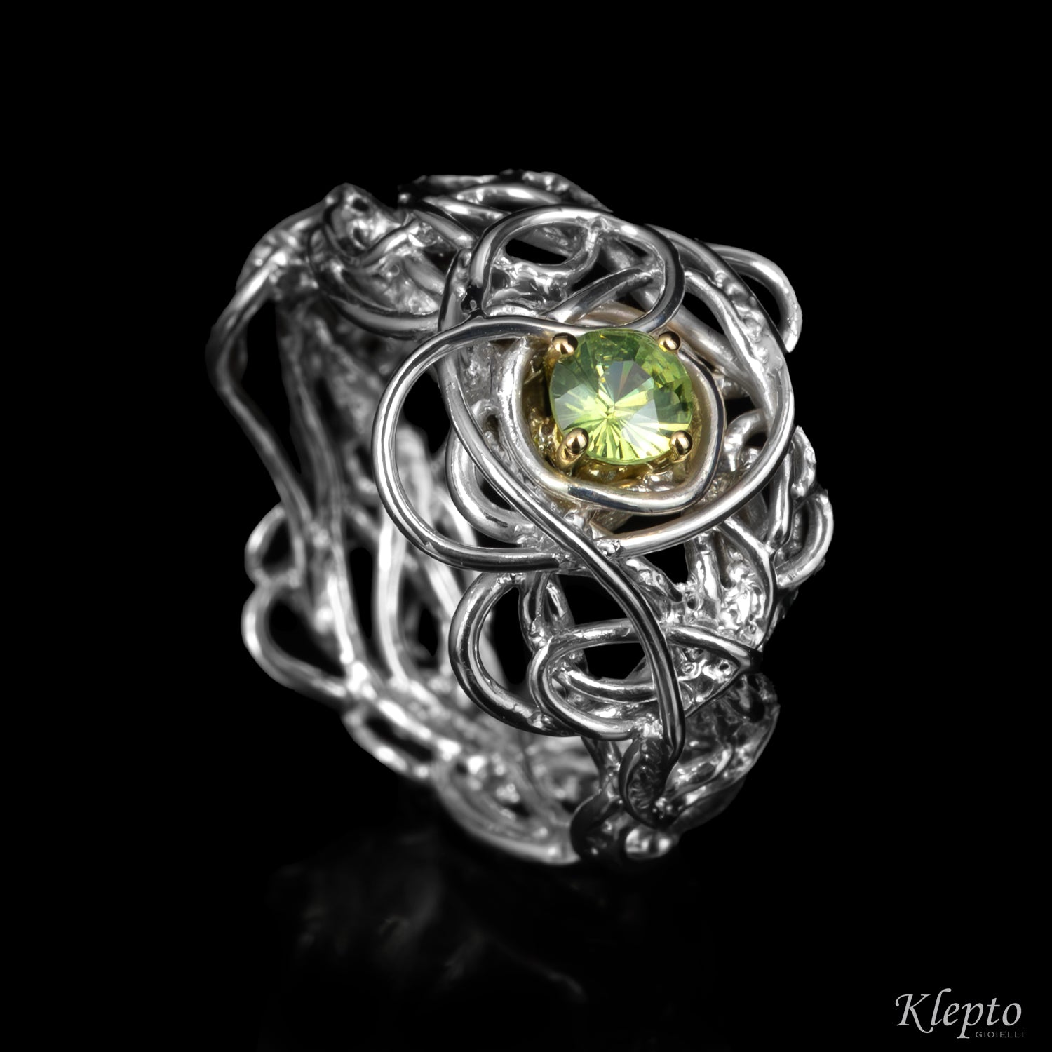 Anello in Argento Silnova® con Demantoide e dettagli in oro giallo