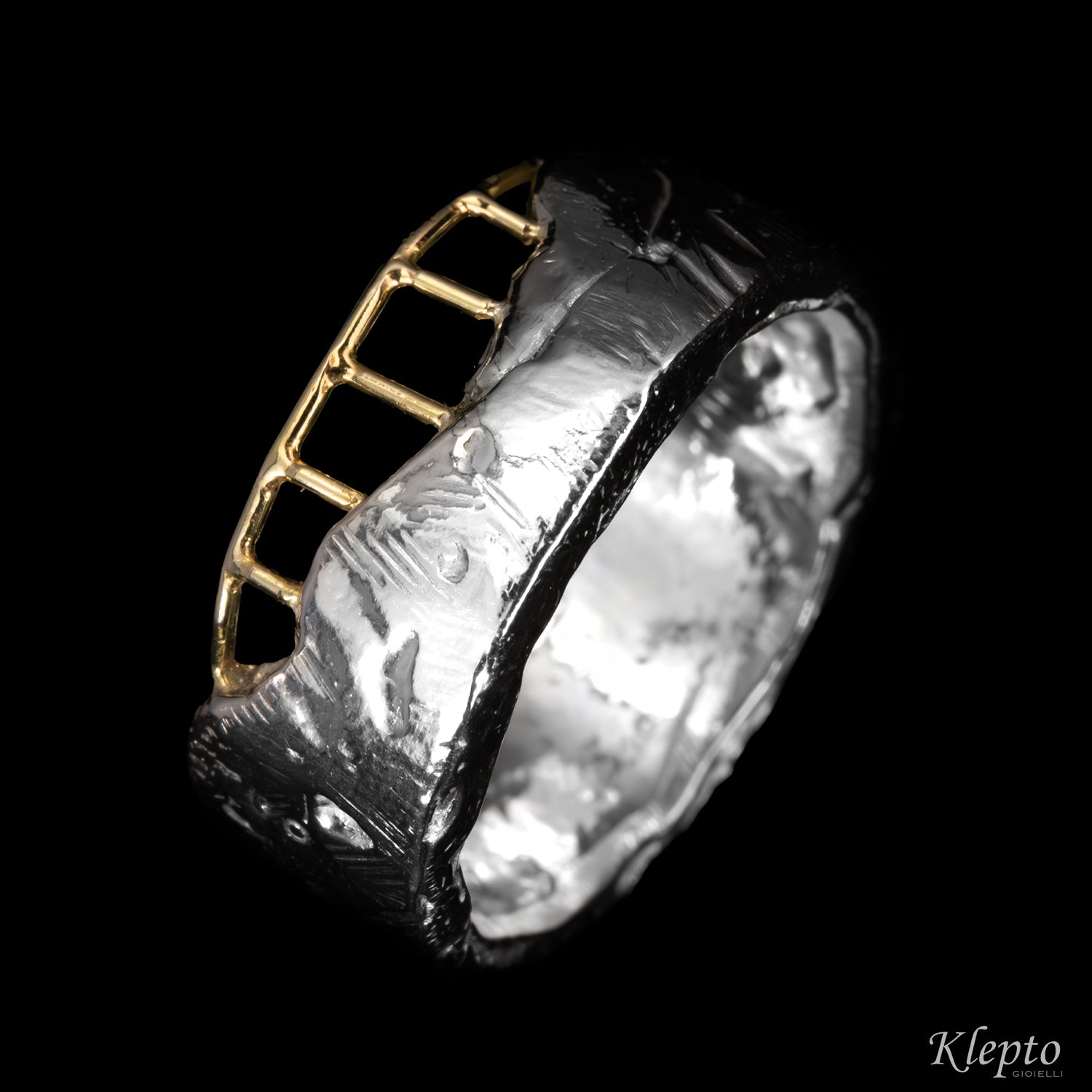 Anello in Argento Silnova® con dettagli in oro giallo