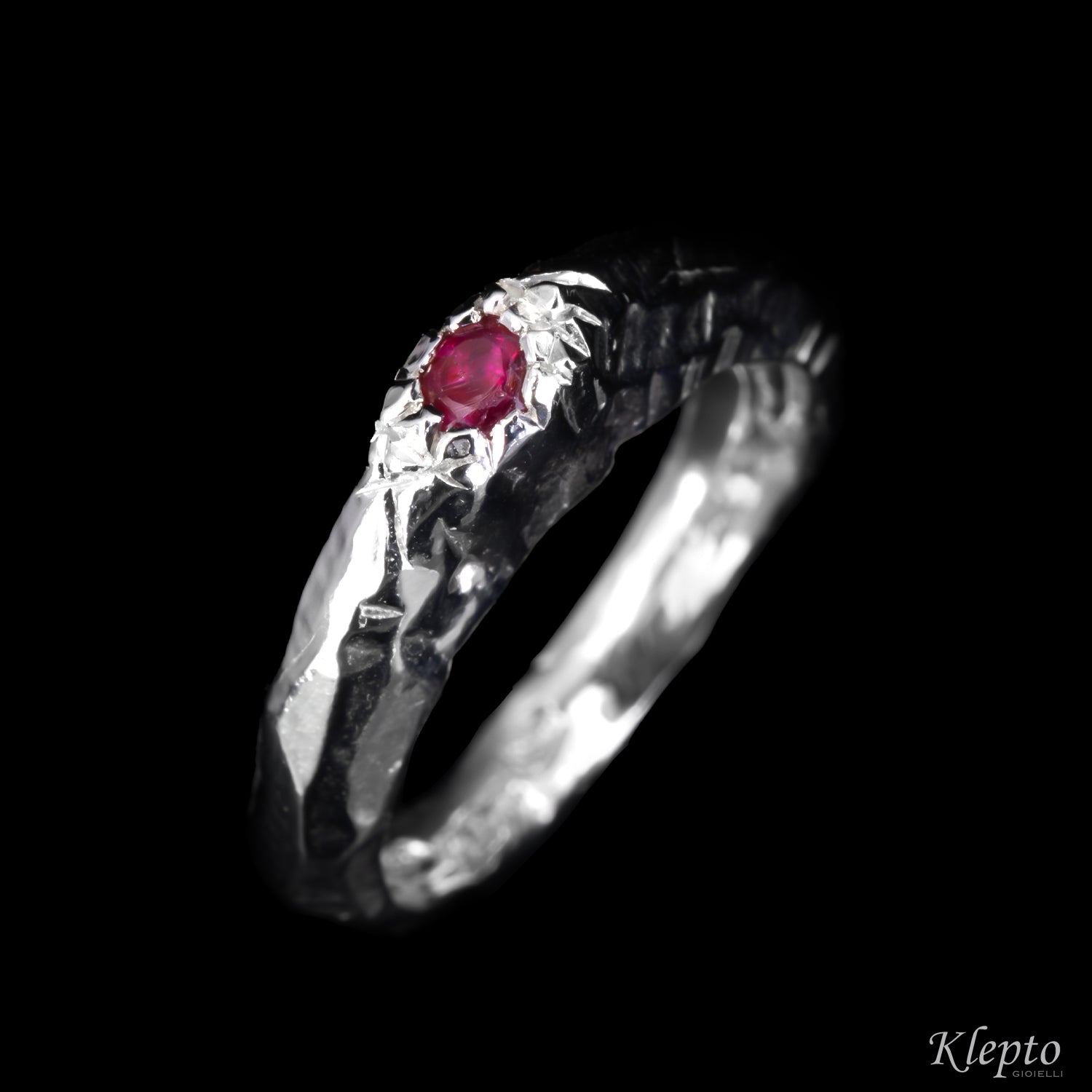 Anello in Argento Silnova® con Rubino
