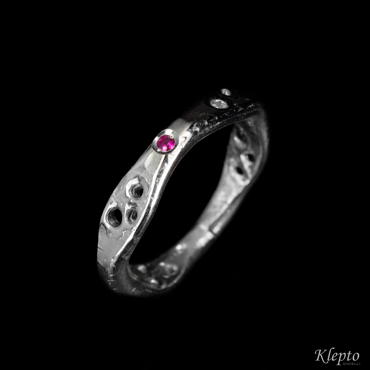 Anello in Argento Silnova con Rubino