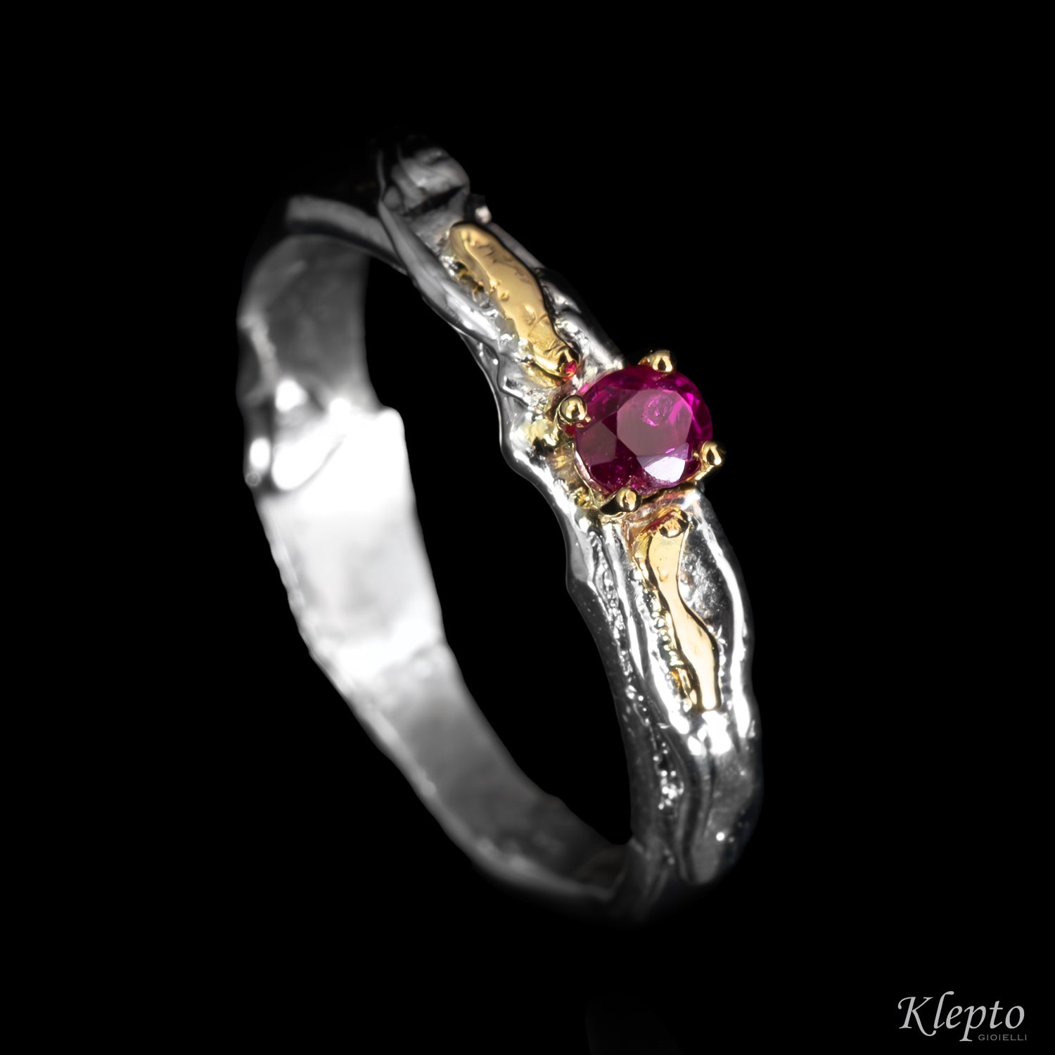 Anello in Argento Silnova® con Rubino e dettagli in oro giallo