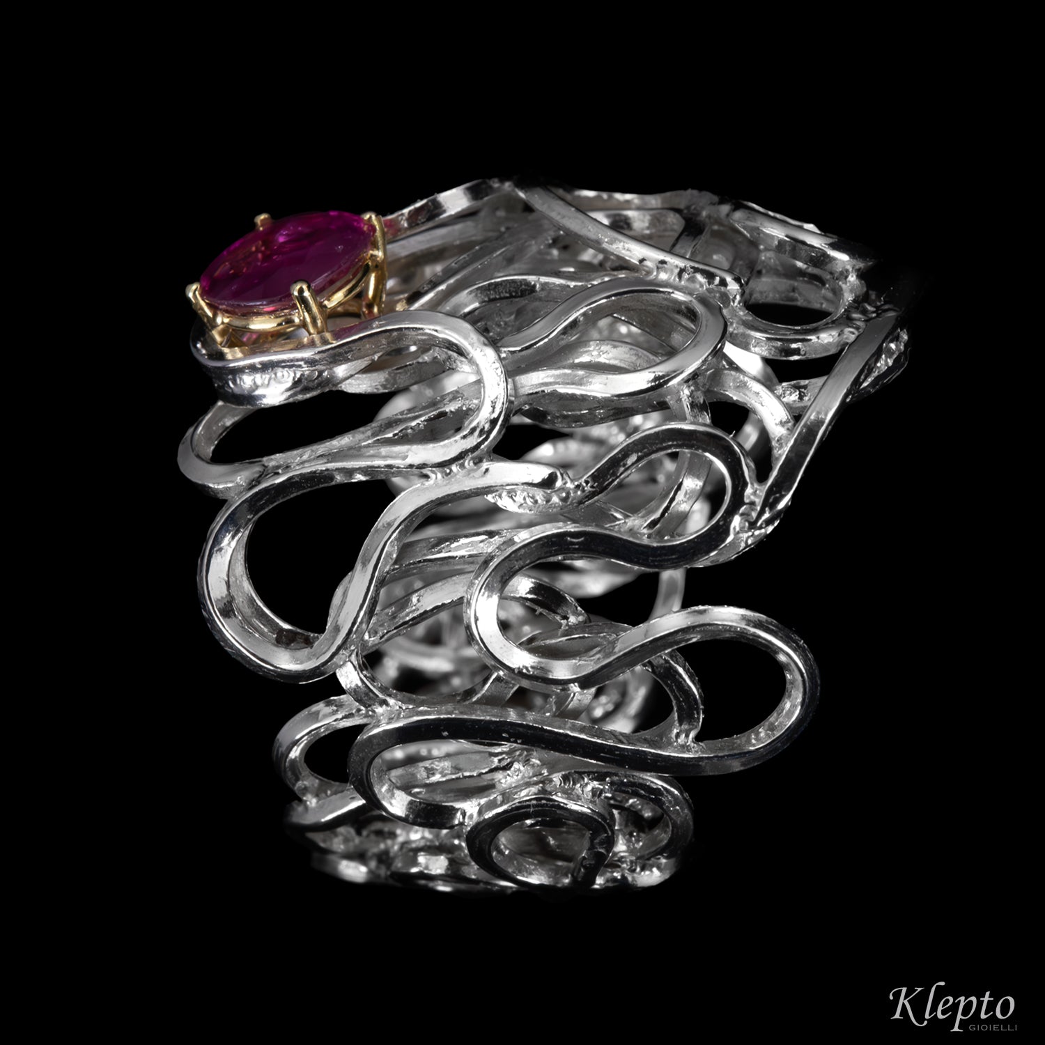 Anello in Argento Silnova® con Rubino e dettagli in oro giallo