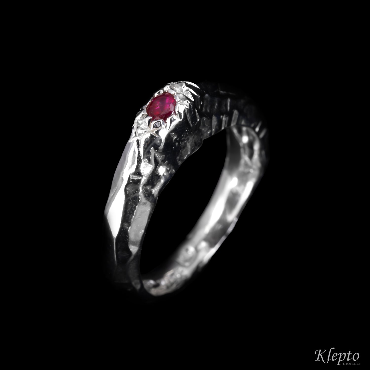 Anello in Argento Silnova® con Rubino