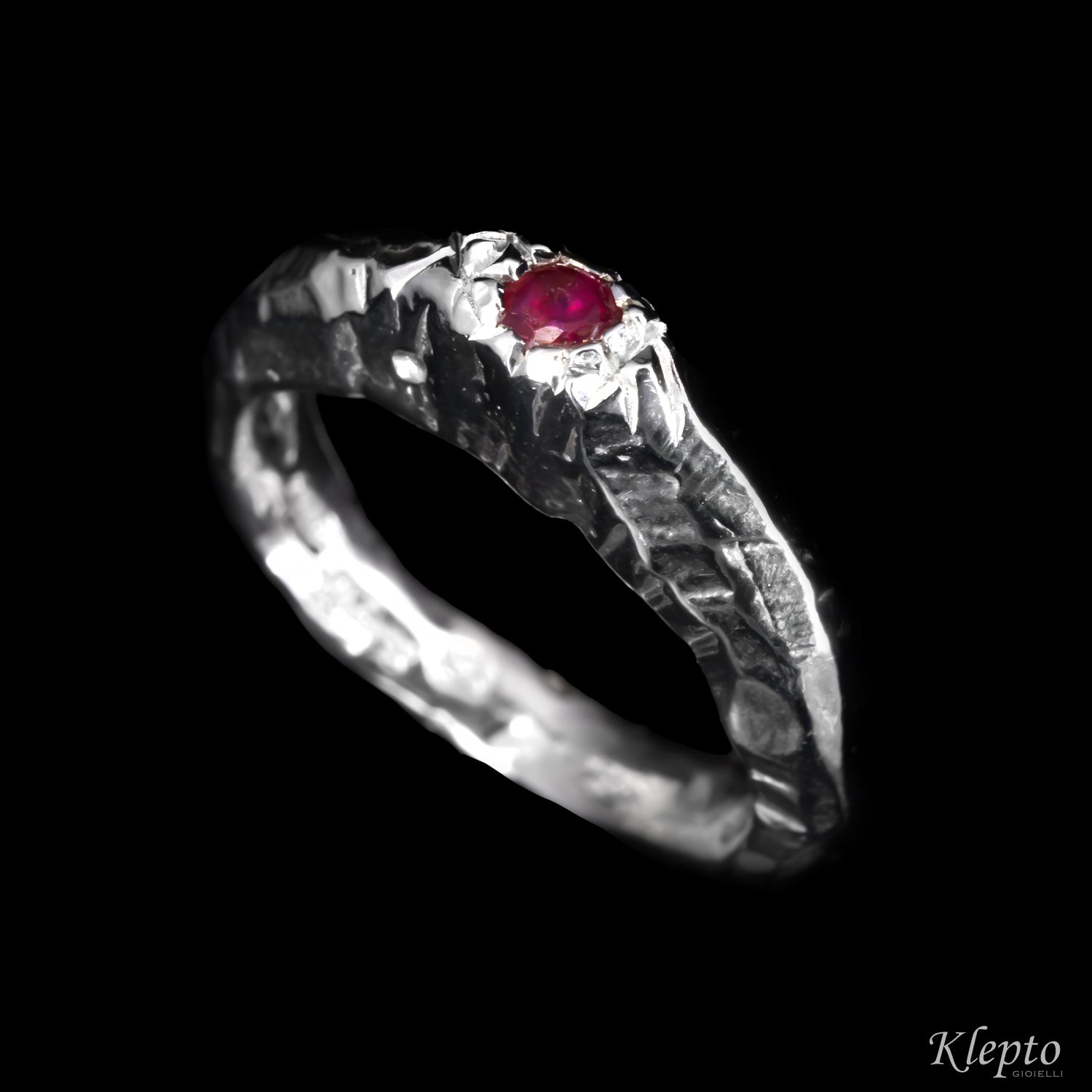 Anello in Argento Silnova® con Rubino