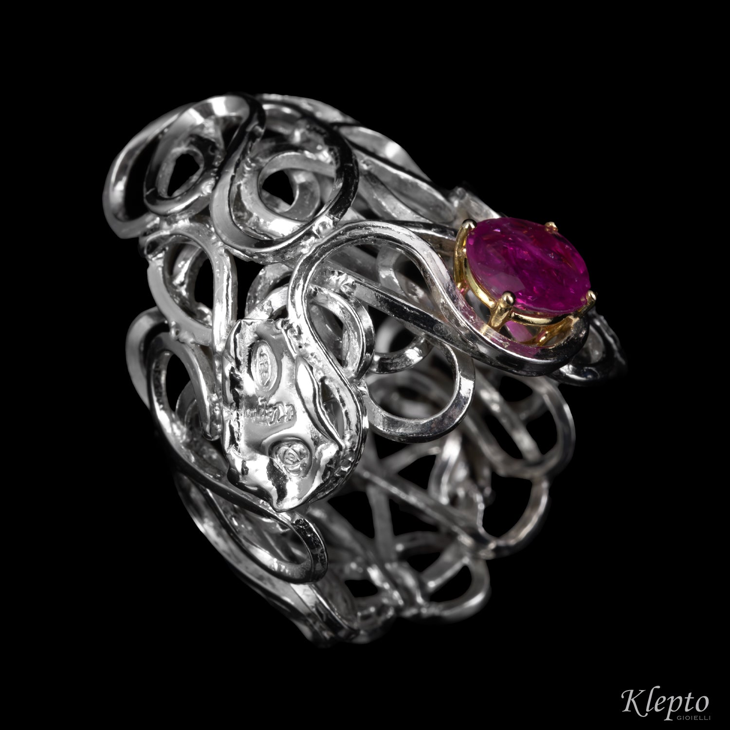 Anello in Argento Silnova® con Rubino e dettagli in oro giallo