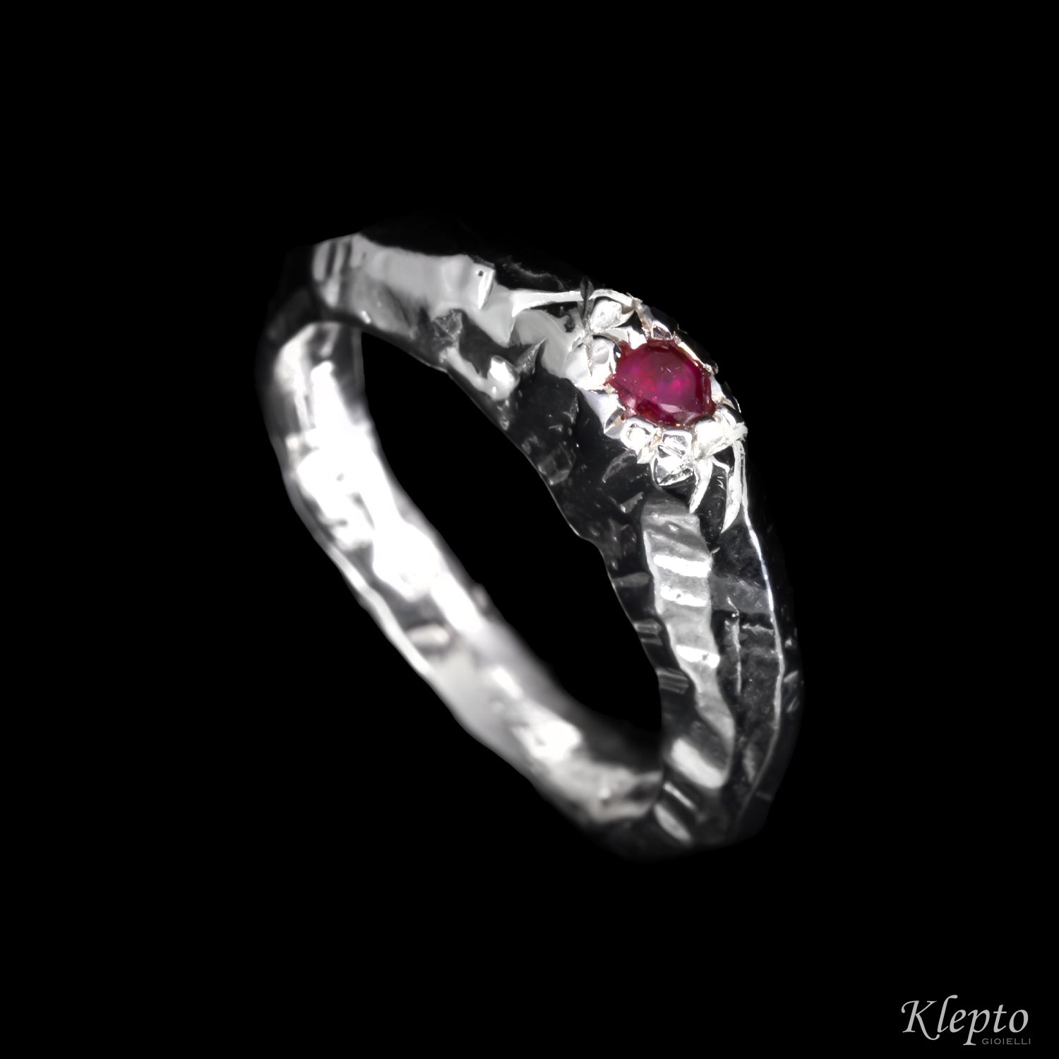 Anello in Argento Silnova® con Rubino