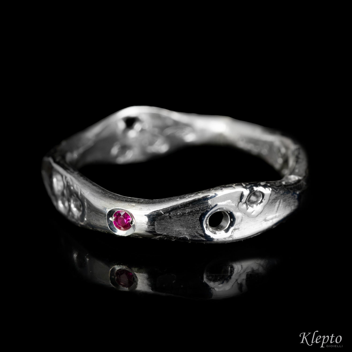 Anello in Argento Silnova con Rubino