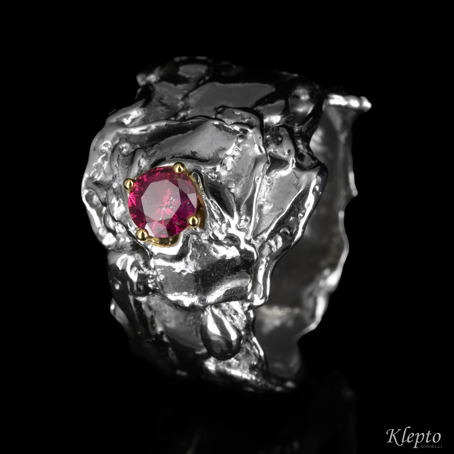 Anello in Argento Silnova® con Zaffiro magenta e dettagli in oro giallo