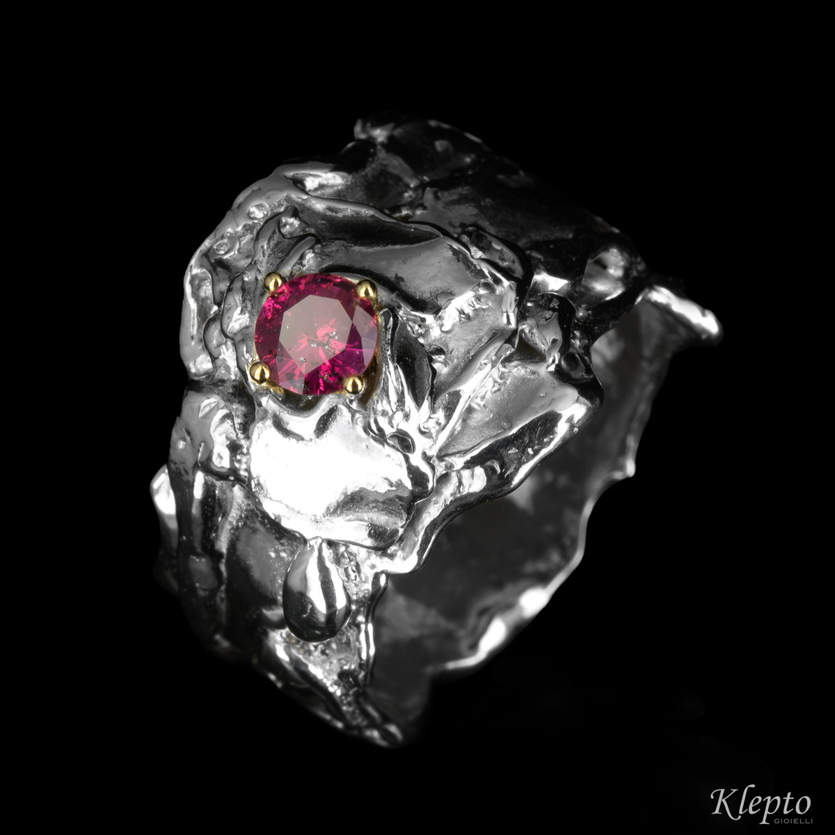 Anello in Argento Silnova® con Zaffiro magenta e dettagli in oro giallo