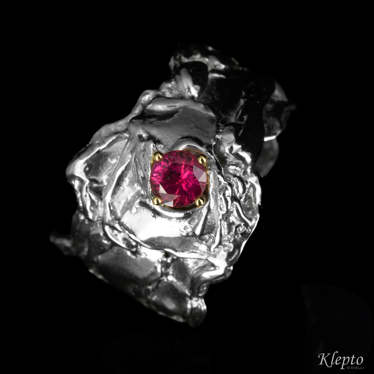 Anello in Argento Silnova® con Zaffiro magenta e dettagli in oro giallo