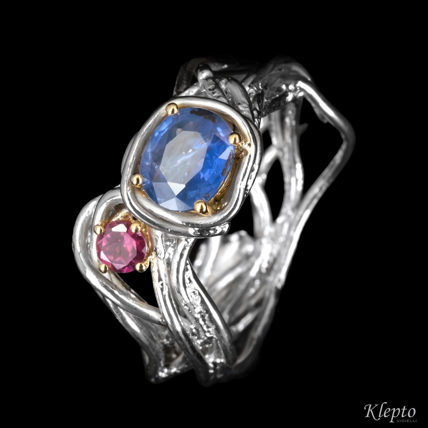 Anello in Argento Silnova con Zaffiro blu, Rodolite e dettagli in oro giallo