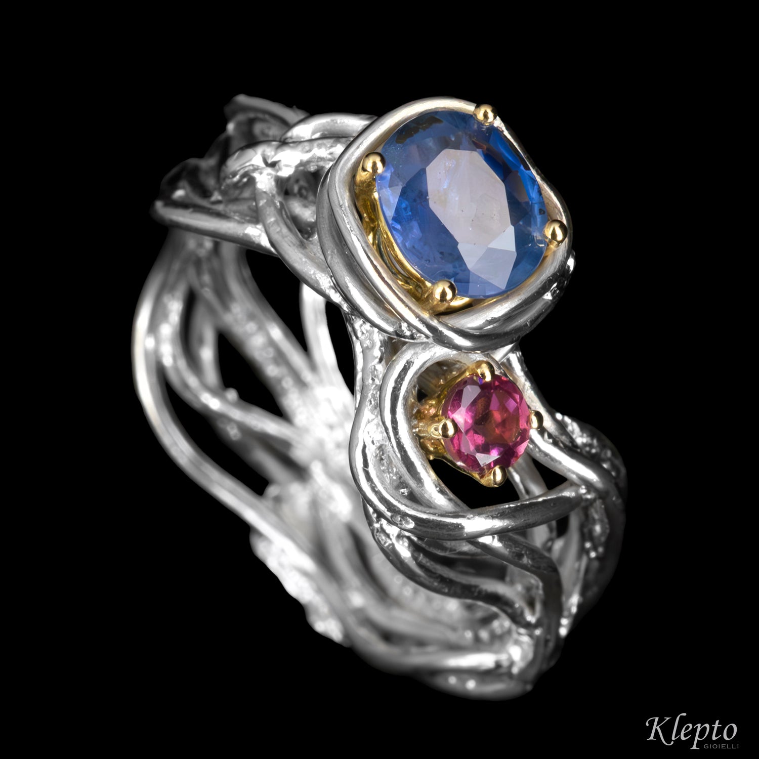 Anello in Argento Silnova con Zaffiro blu, Rodolite e dettagli in oro giallo
