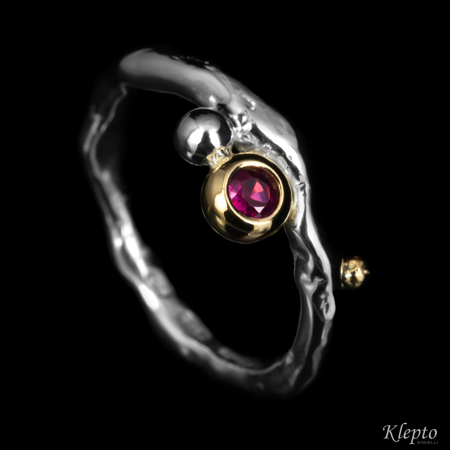 Anello in Argento Silnova® e con Rubino e dettagli in oro giallo