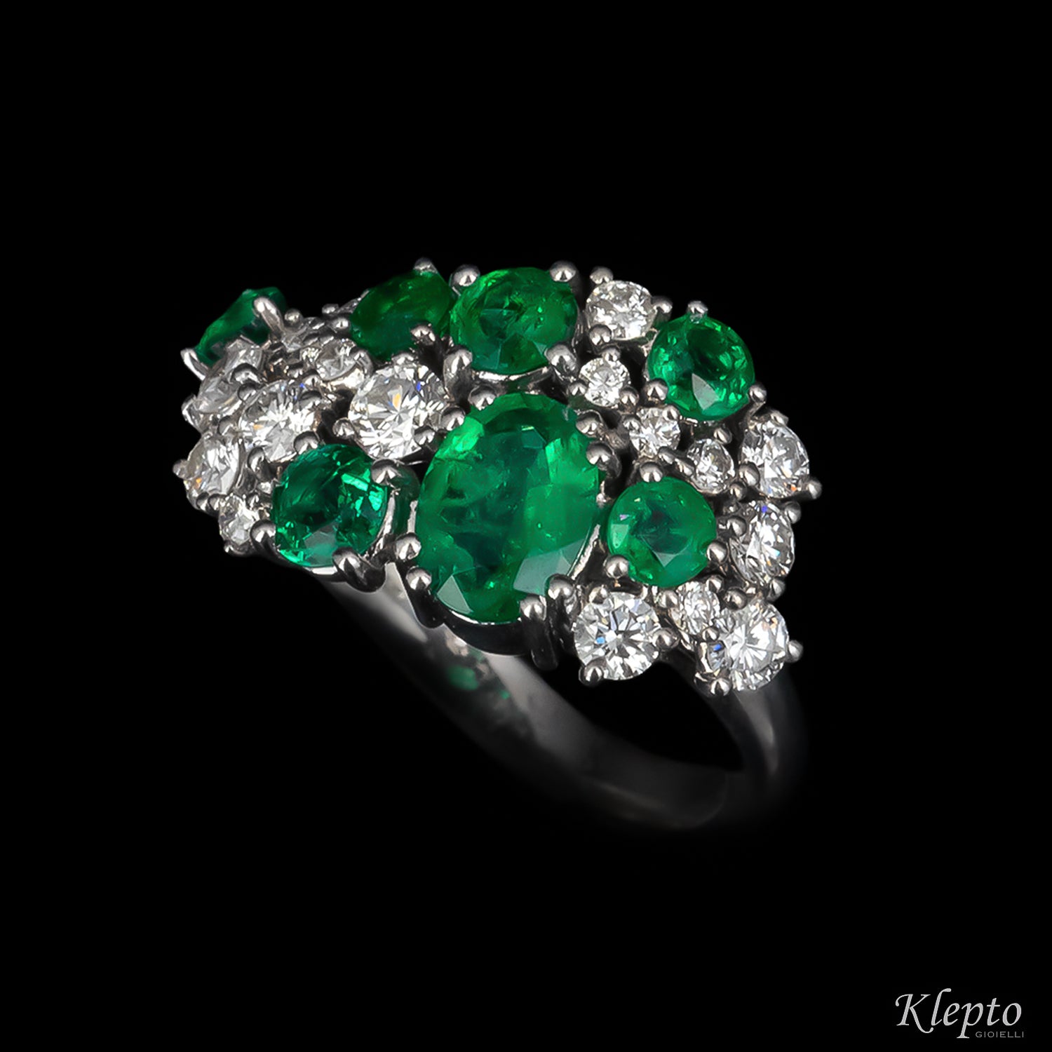 Anello classico by Klepto in oro bianco con Smeraldi e Diamanti