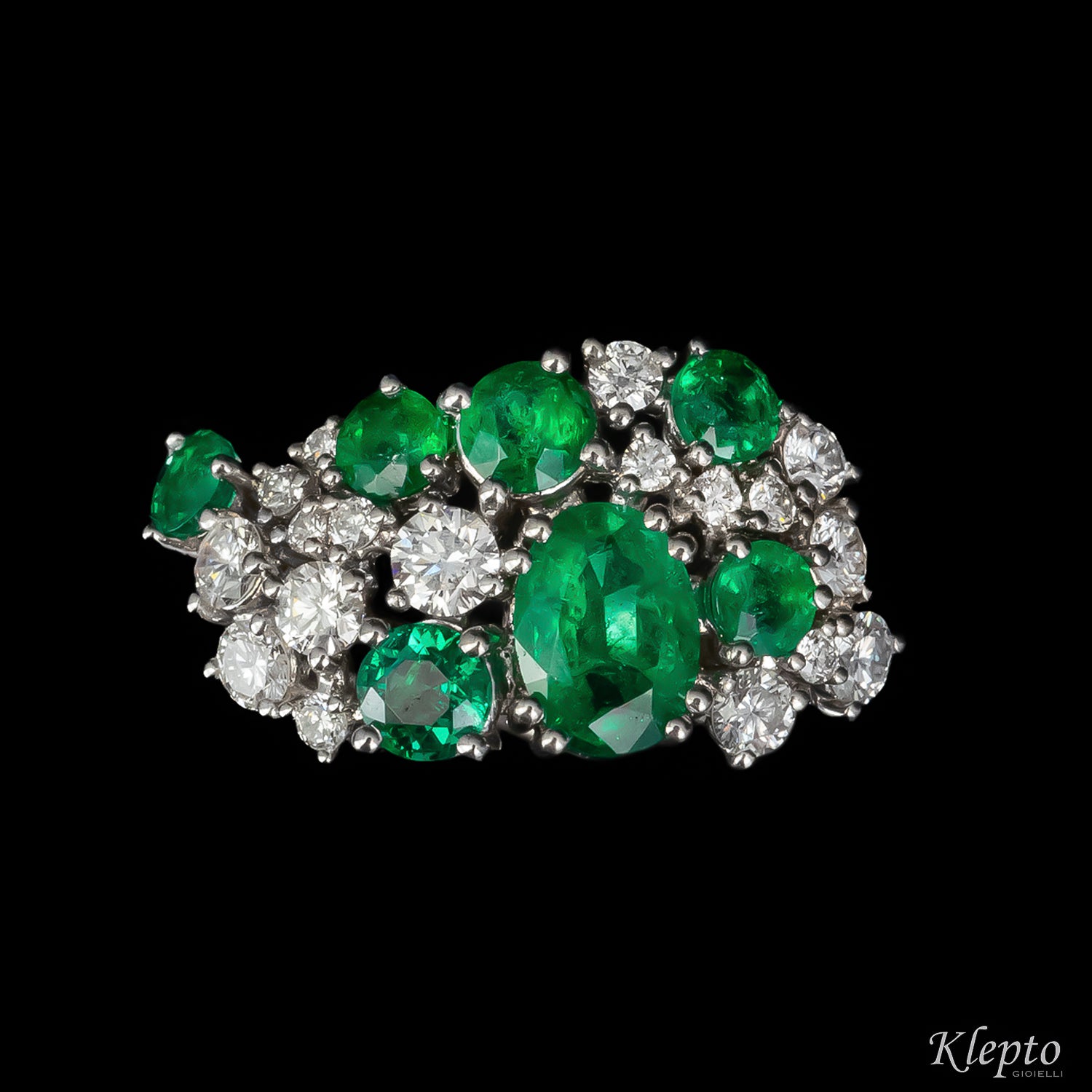 Anello classico by Klepto in oro bianco con Smeraldi e Diamanti