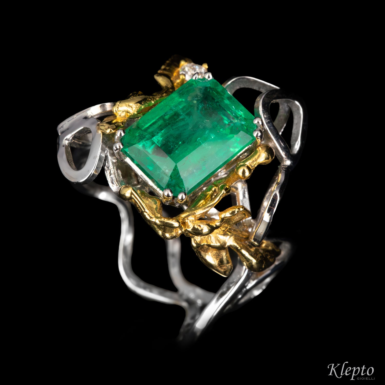 Anello in oro bianco con Smeraldo, Diamante e dettagli in oro giallo