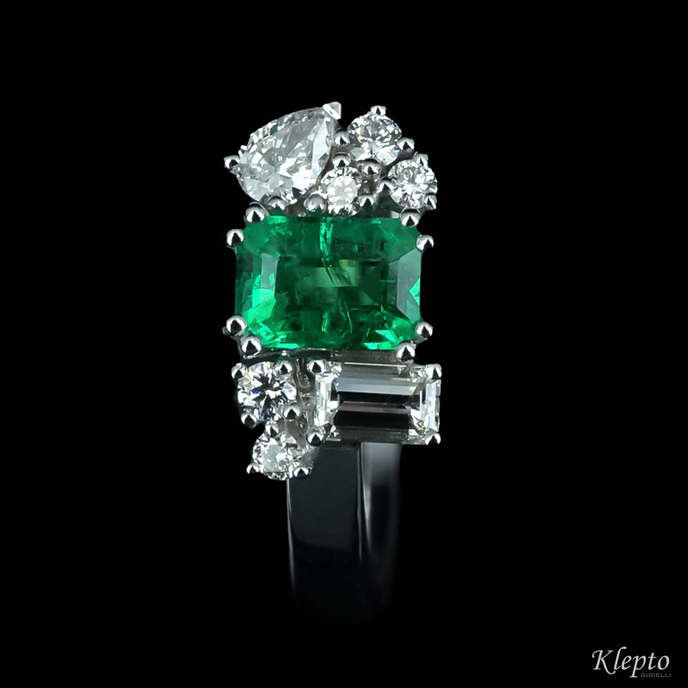 Anello classico by Klepto in oro bianco con Smeraldo ottagonale e Diamanti