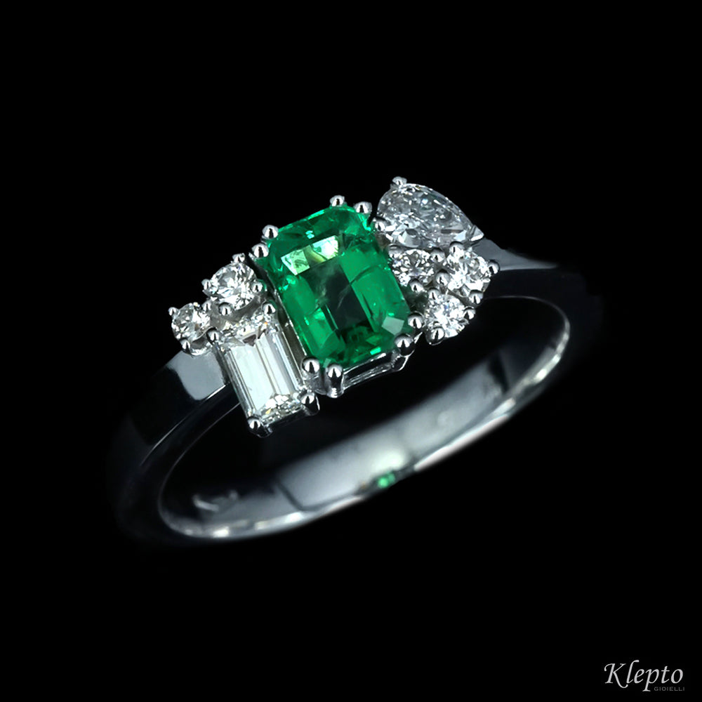 Anello classico by Klepto in oro bianco con Smeraldo ottagonale e Diamanti