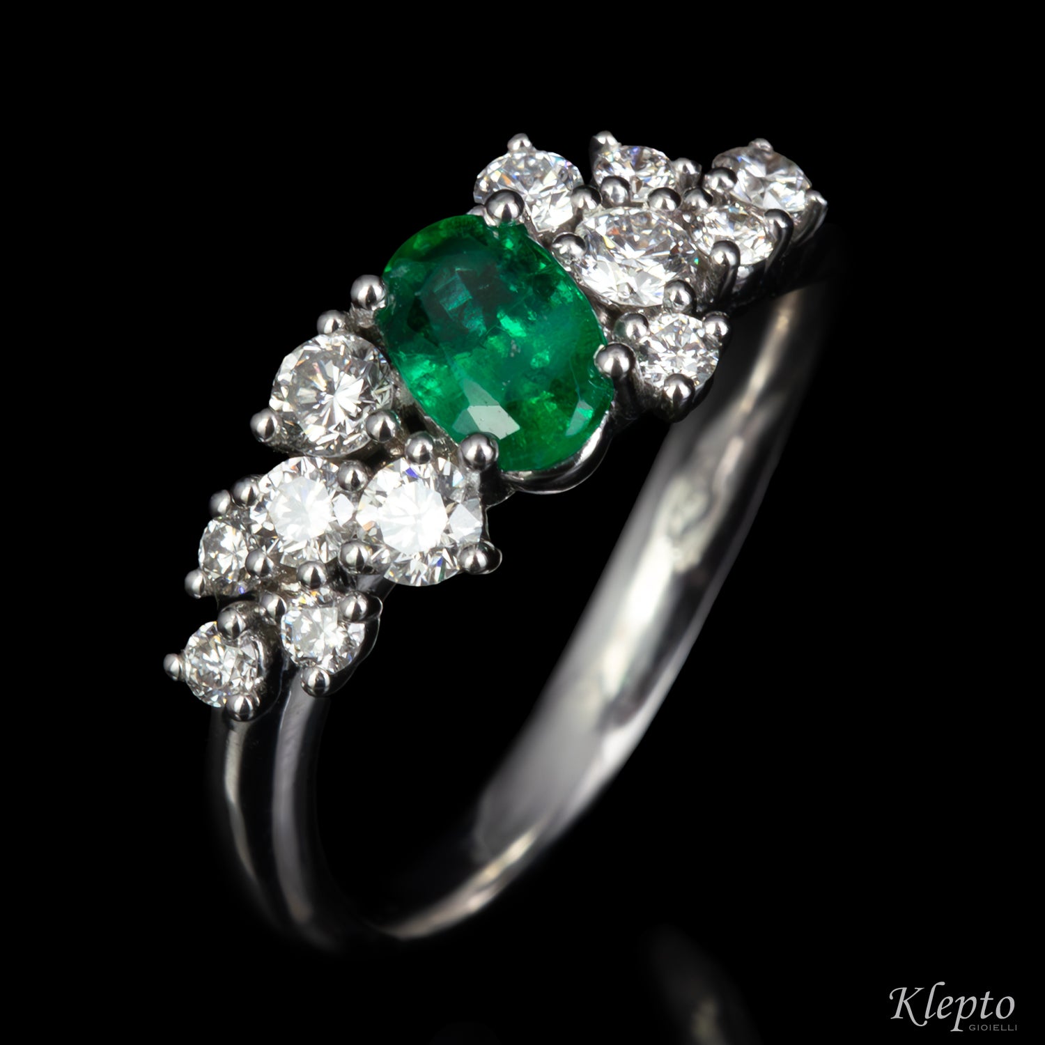Anello classico by Klepto in oro bianco con Smeraldo e Diamanti
