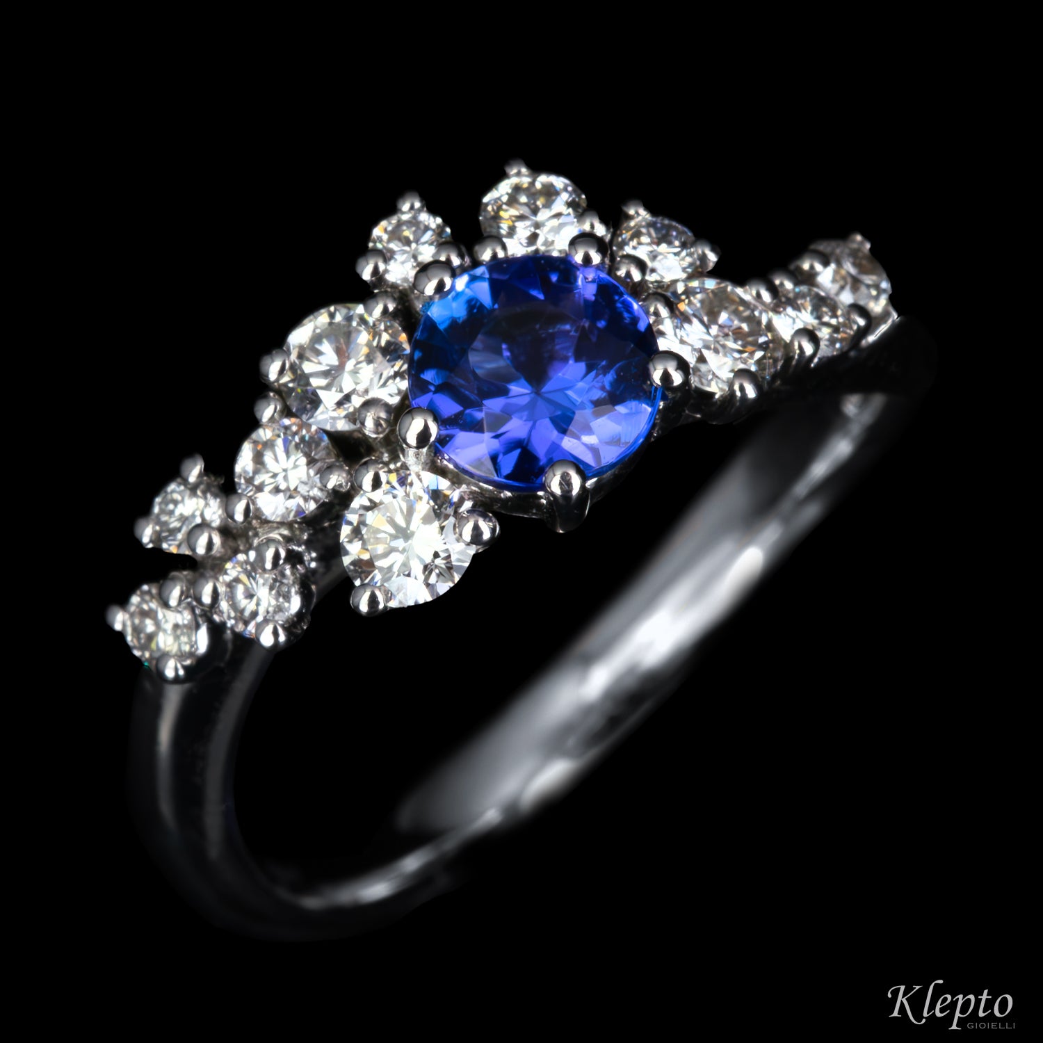 Anello classico by Klepto in oro bianco con Tanzanite e Diamanti