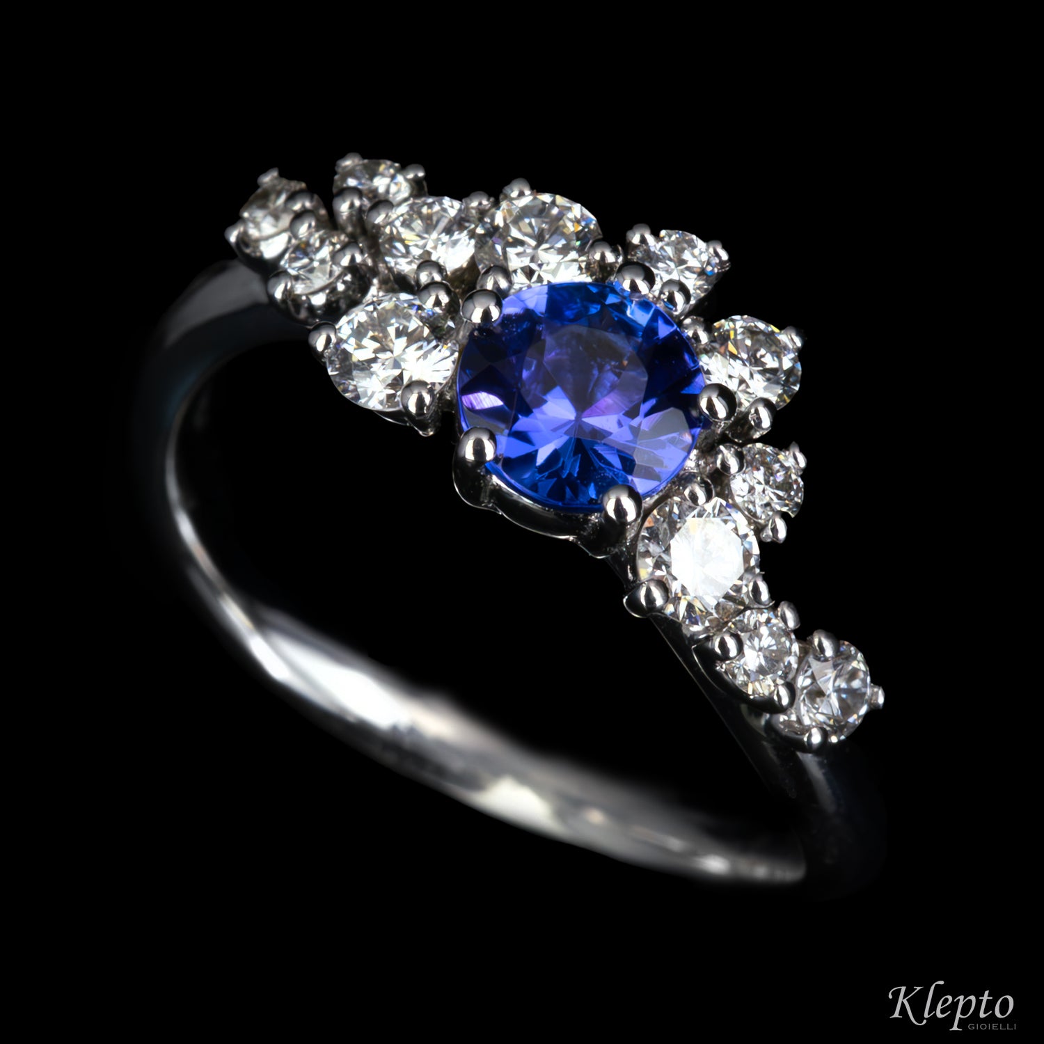 Anello classico by Klepto in oro bianco con Tanzanite e Diamanti