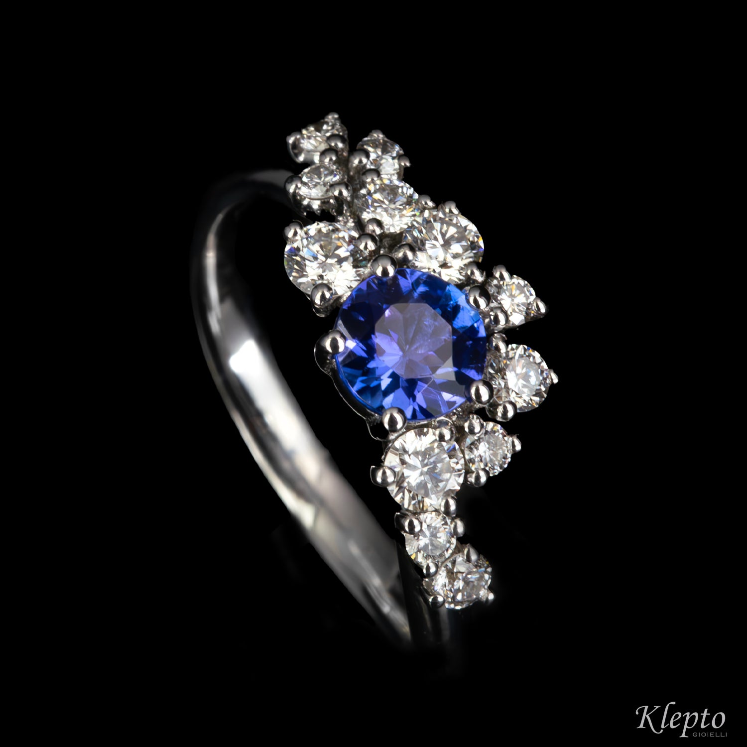 Anello classico by Klepto in oro bianco con Tanzanite e Diamanti