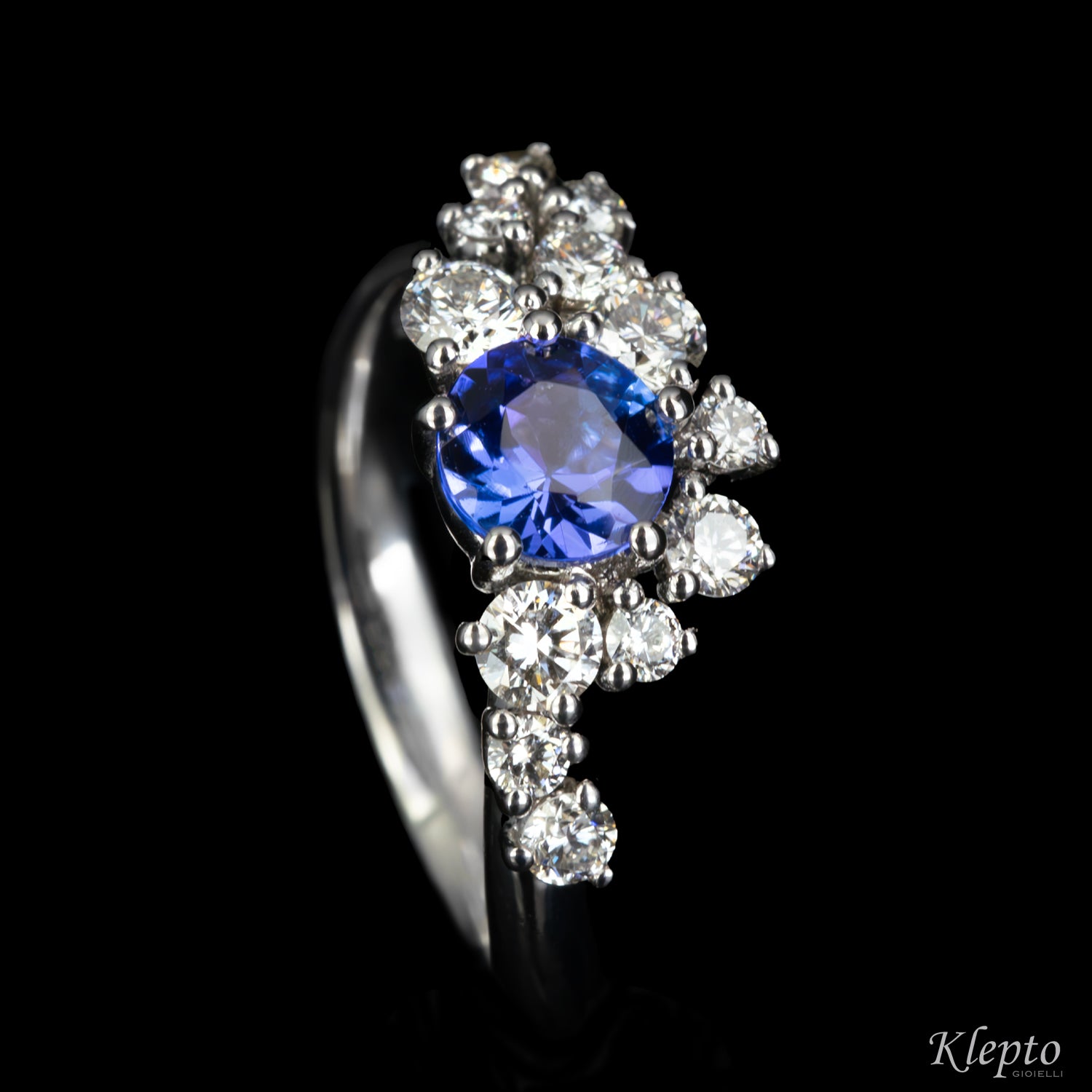 Anello classico by Klepto in oro bianco con Tanzanite e Diamanti