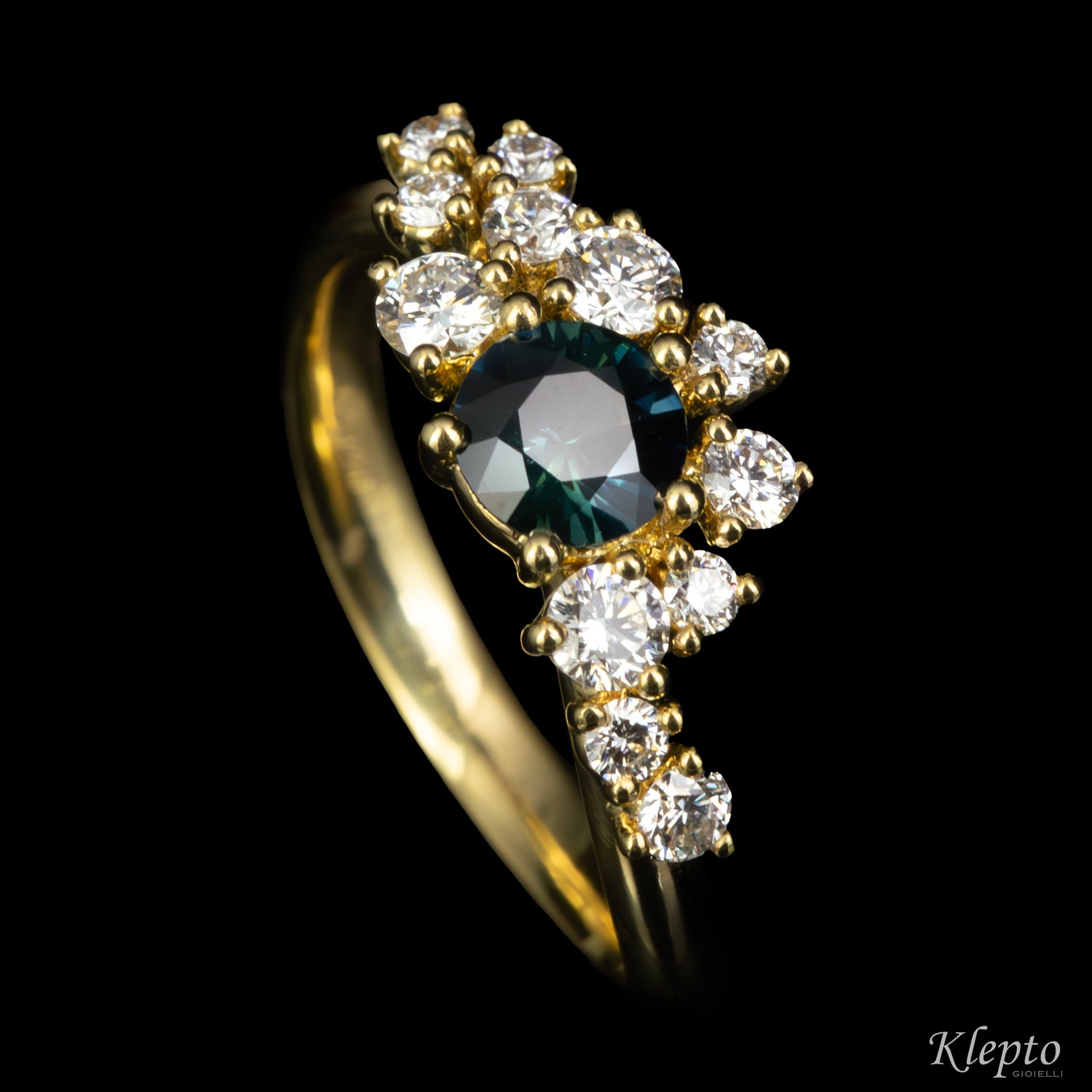 Anello classico by Klepto in oro giallo con Zaffiro ottanio e Diamanti