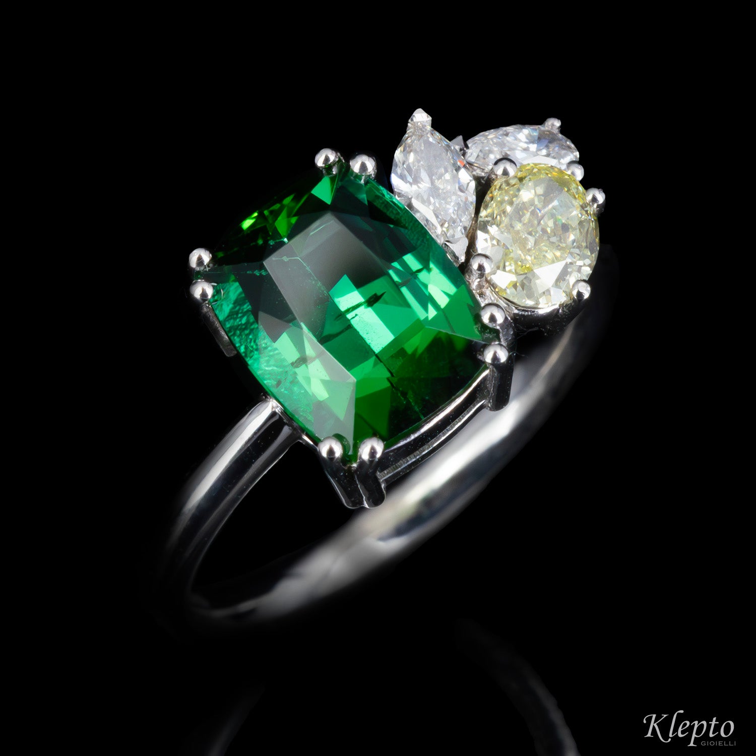 Anello classico by Klepto in oro bianco con Tormalina verde e Diamanti