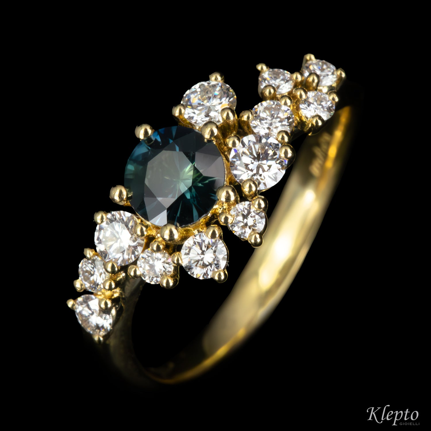Anello classico by Klepto in oro giallo con Zaffiro ottanio e Diamanti