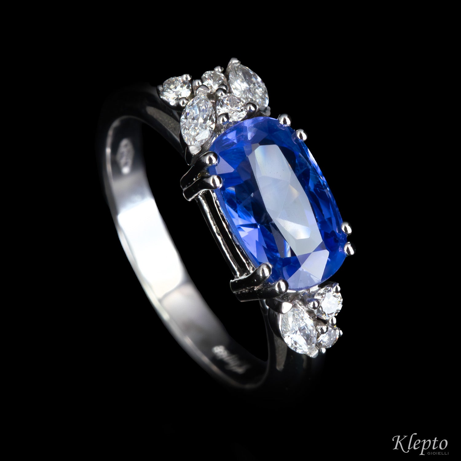 Anello classico by Klepto in oro bianco con Zaffiro blu e Diamanti