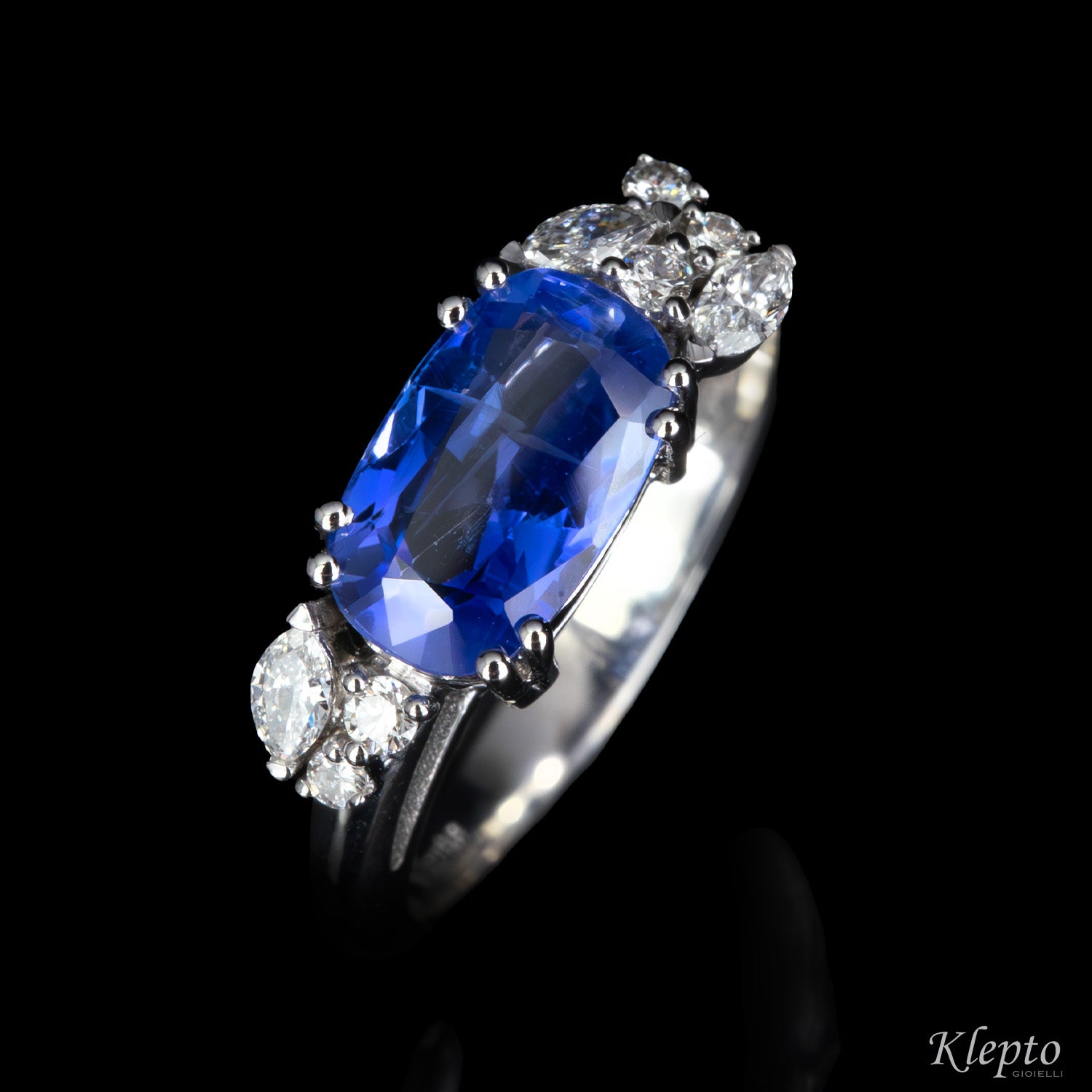Anello classico by Klepto in oro bianco con Zaffiro blu e Diamanti