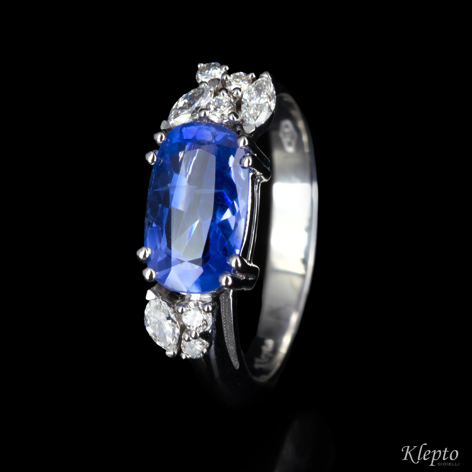 Anello classico by Klepto in oro bianco con Zaffiro blu e Diamanti