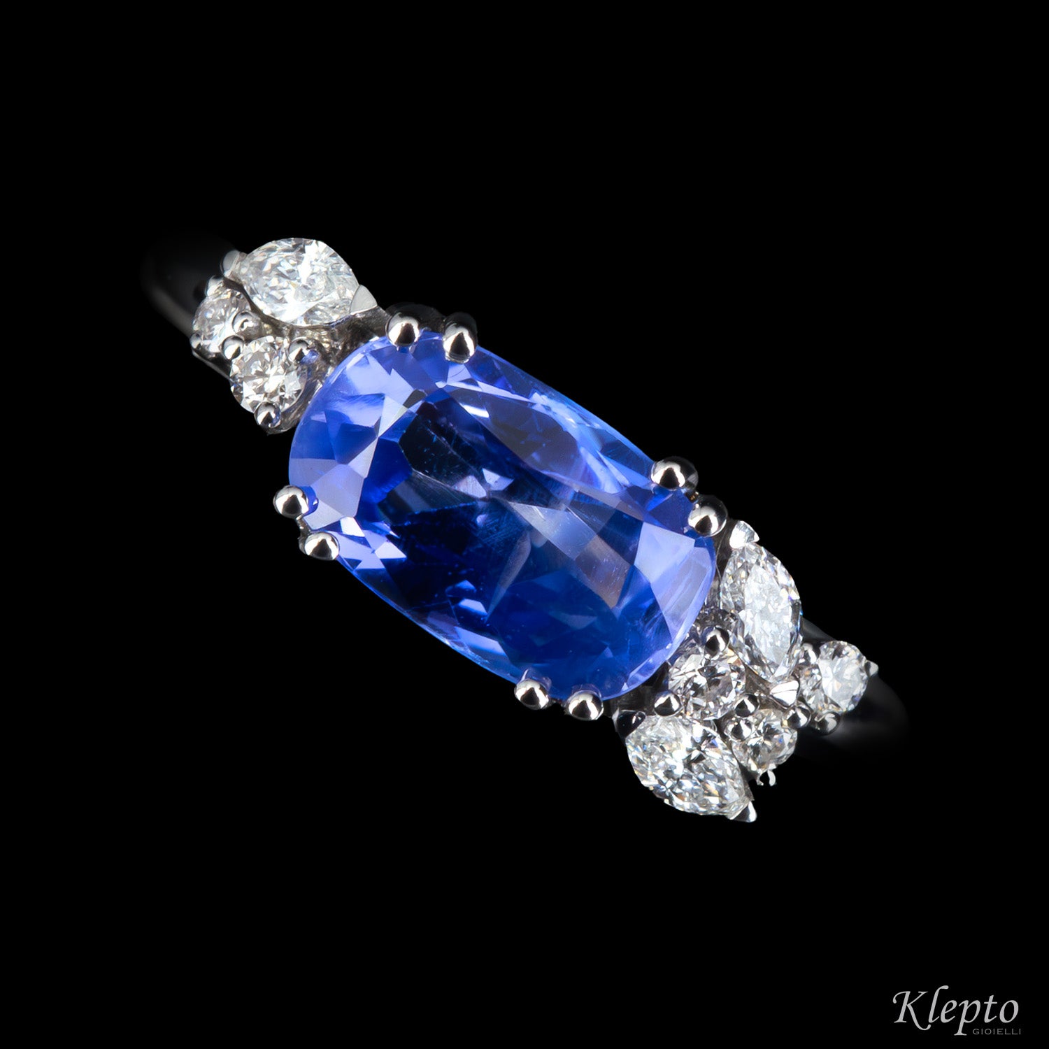 Anello classico by Klepto in oro bianco con Zaffiro blu e Diamanti