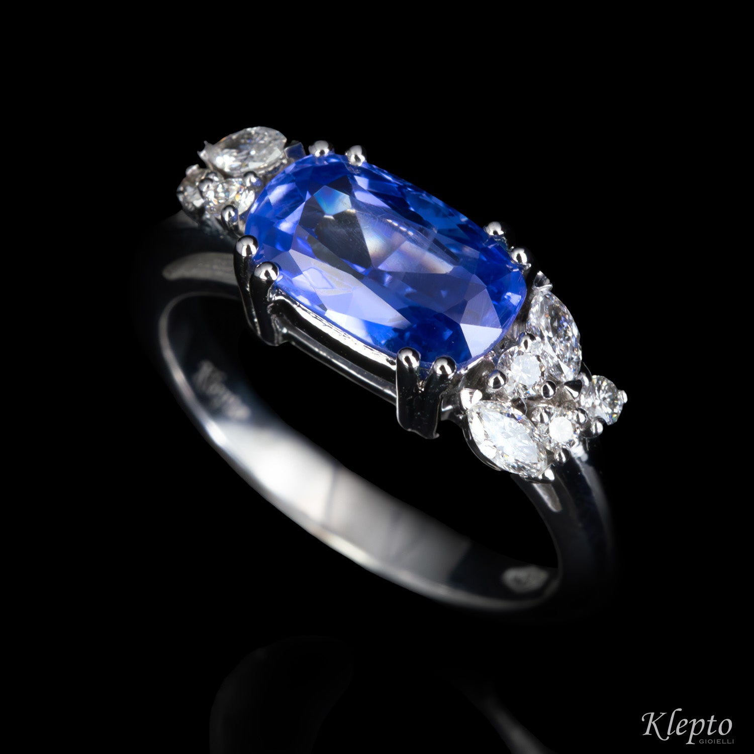 Anello classico by Klepto in oro bianco con Zaffiro blu e Diamanti