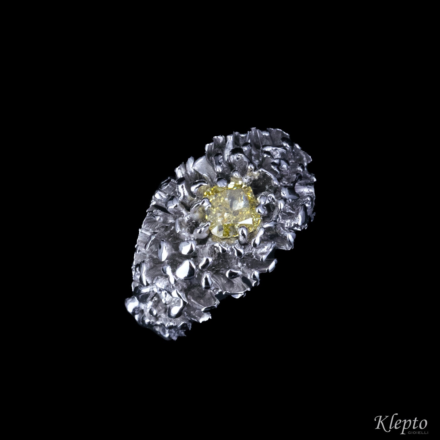 Anello in oro bianco con Diamante fancy "Fuoco d'artificio"