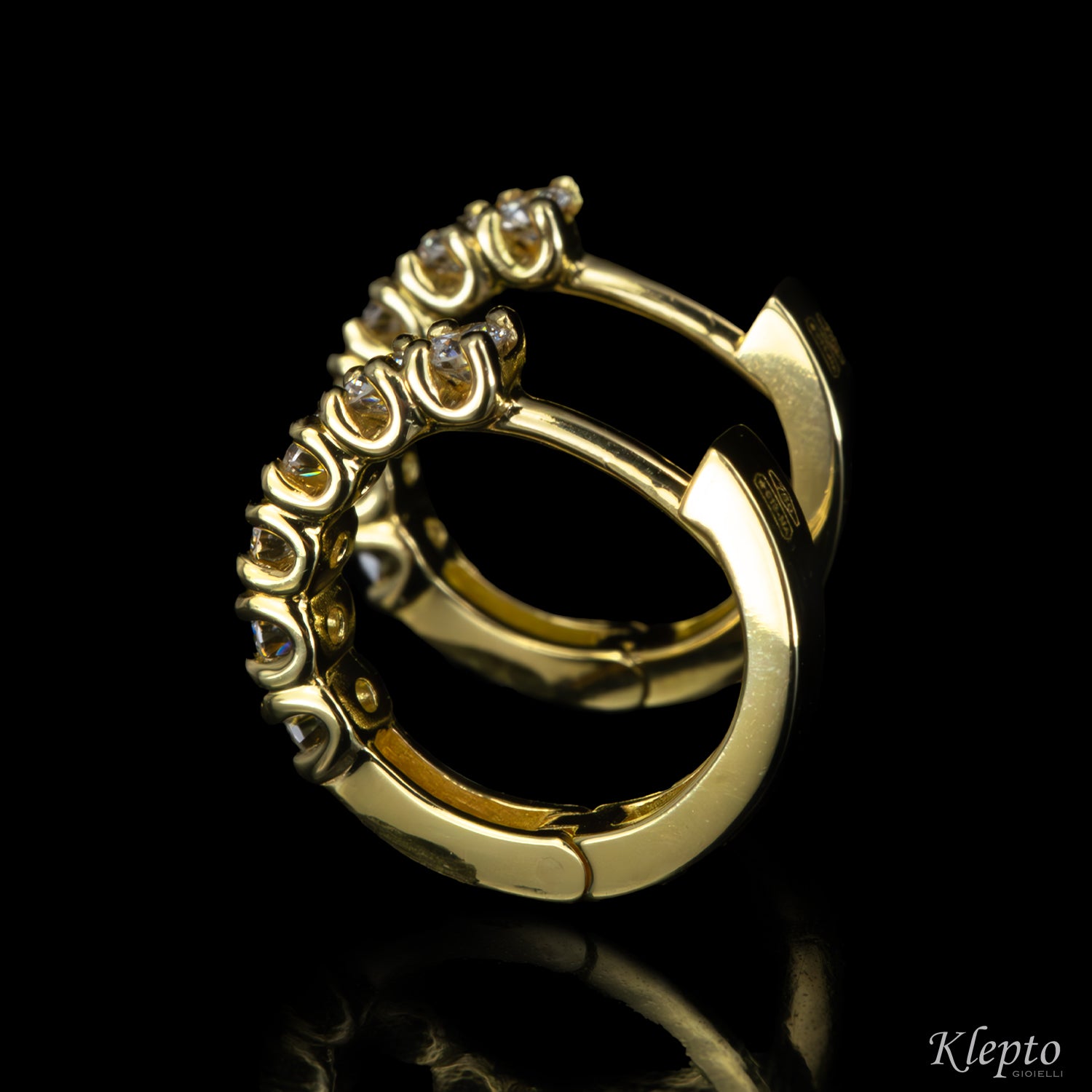 Orecchini in oro a cerchio con Diamanti