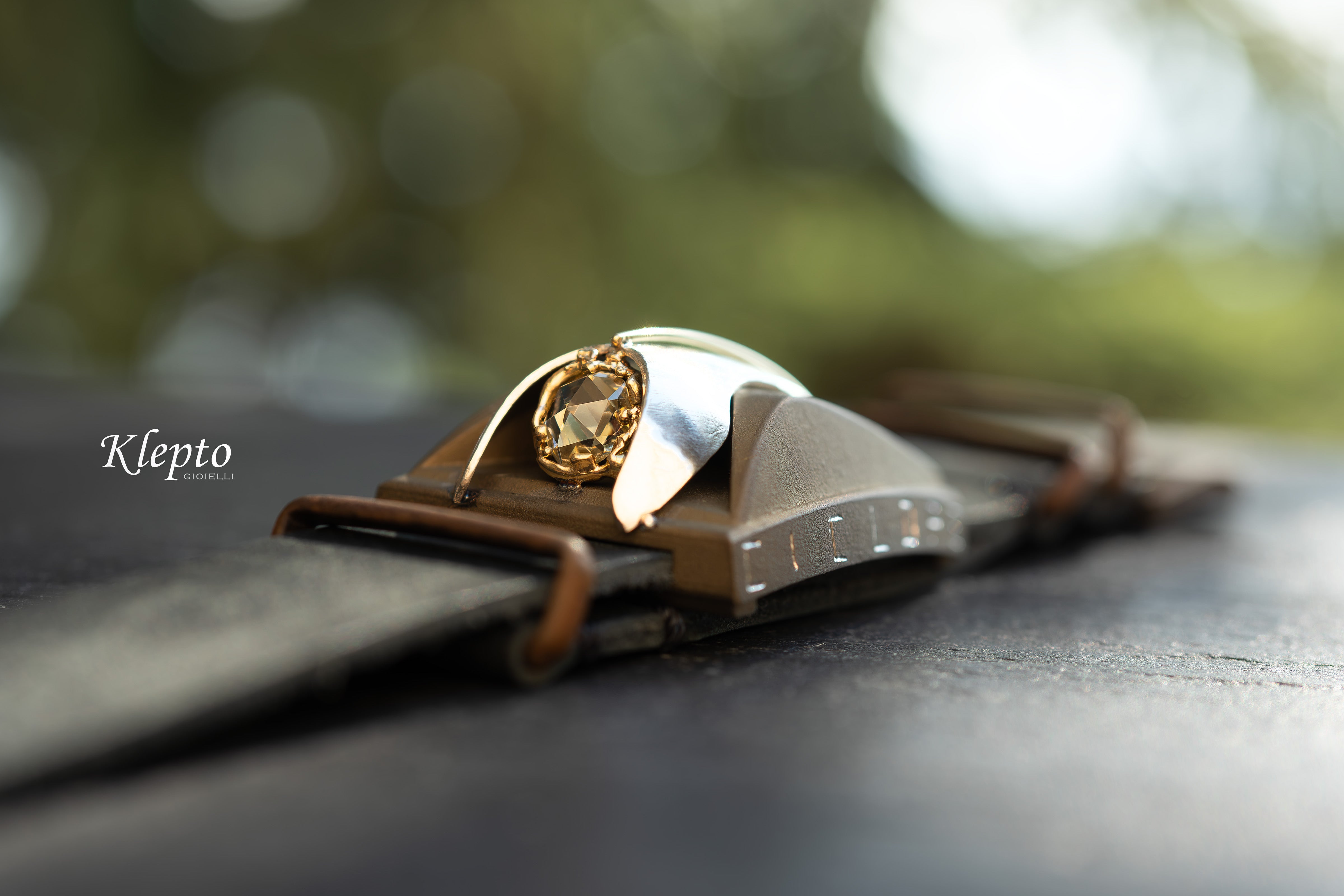 Bracciale in Titanio "Ciclope" con Diamante, dettagli in oro giallo e Argento Silnova®