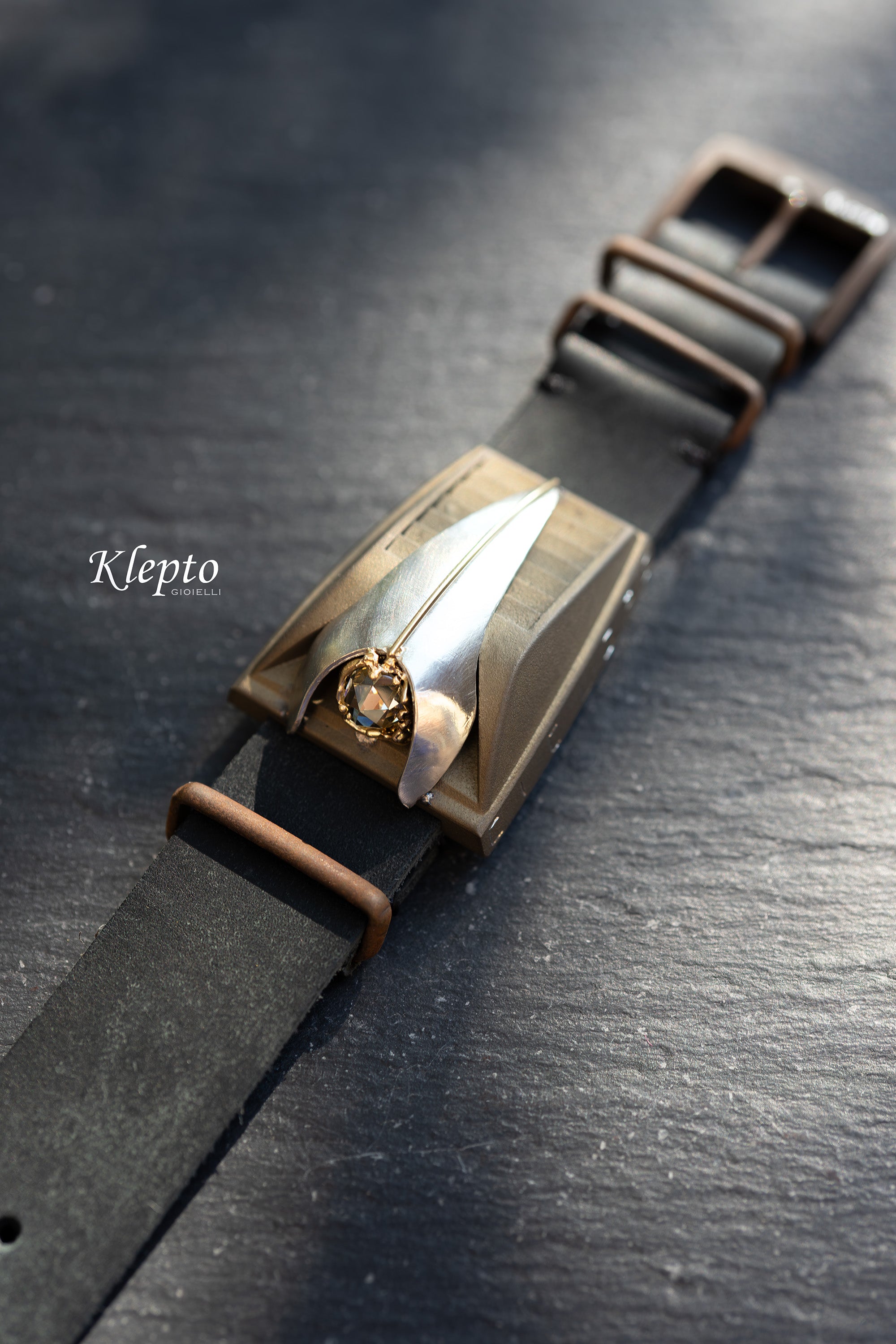 Bracciale in Titanio "Ciclope" con Diamante, dettagli in oro giallo e Argento Silnova®