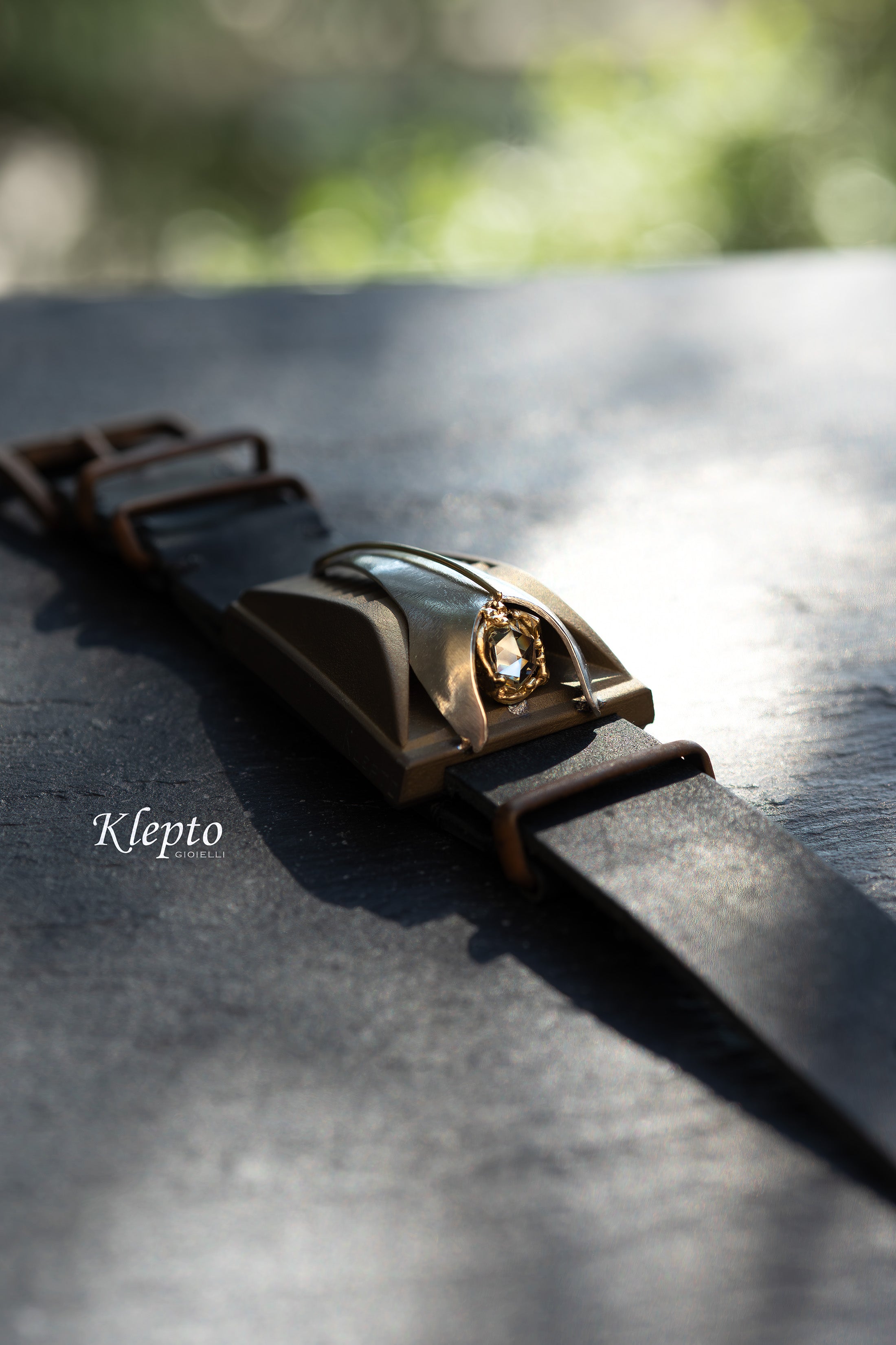 Bracciale in Titanio "Ciclope" con Diamante, dettagli in oro giallo e Argento Silnova®