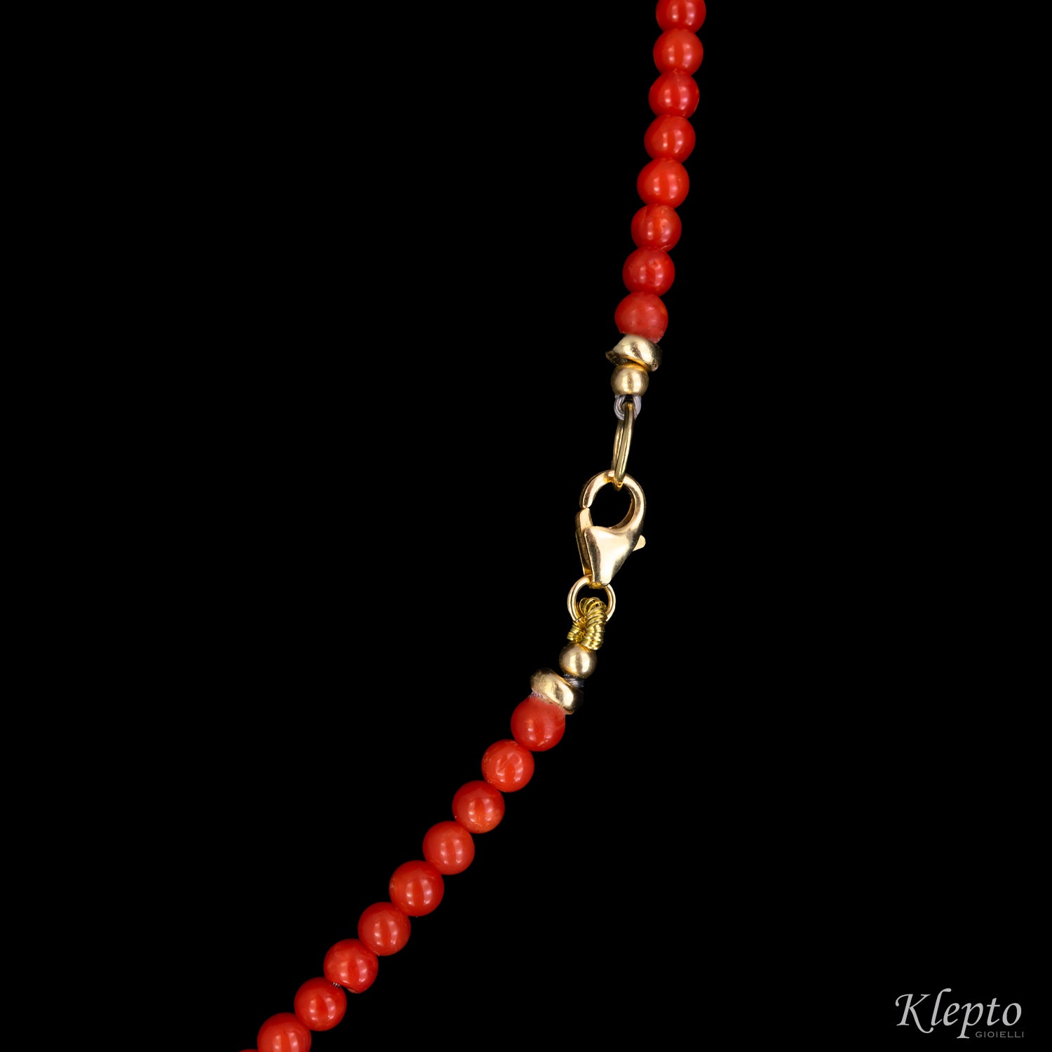 Collana in oro giallo corta con Corallo sardo