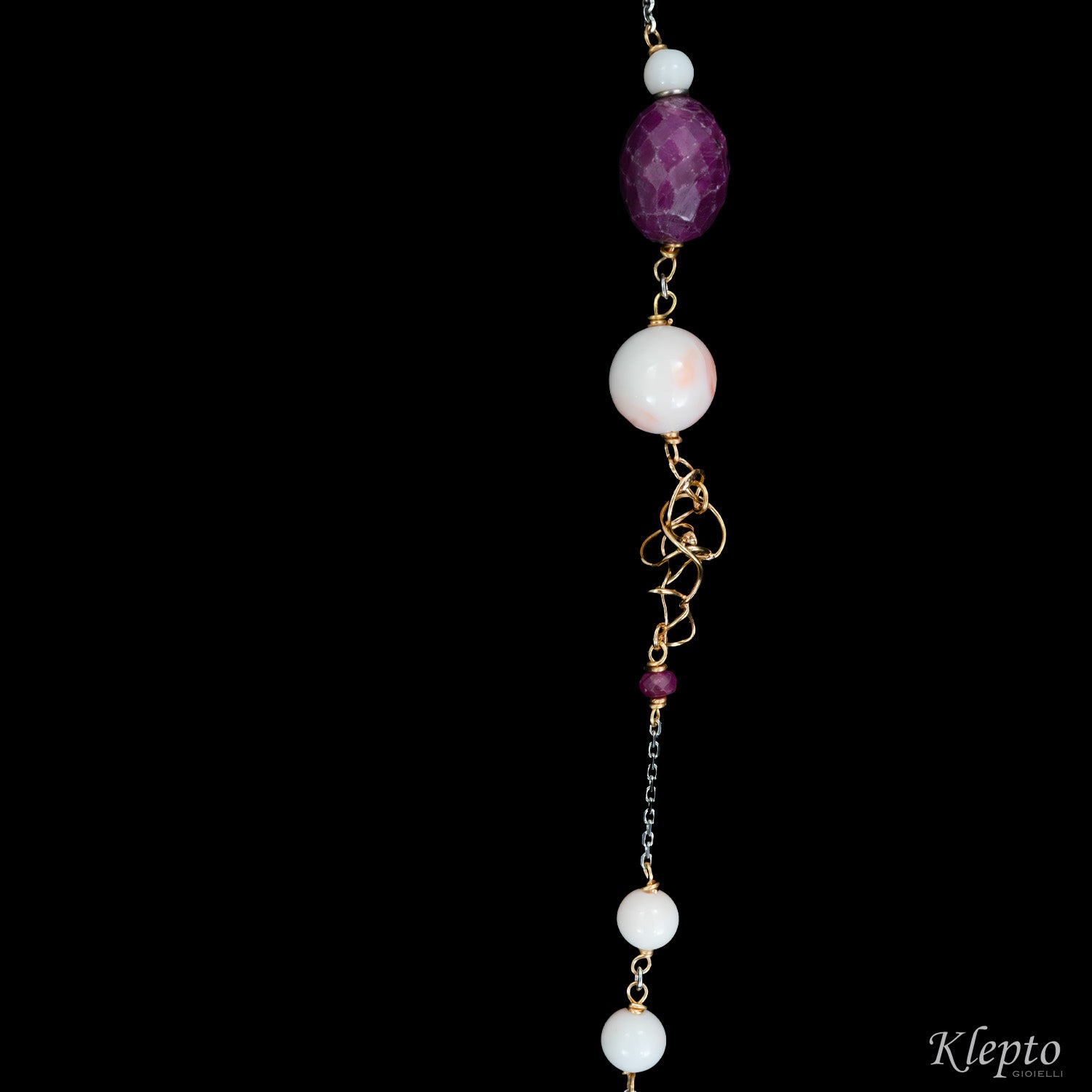 Collana in oro bianco e oro rosa "Chanel" con Corallo rosa e Rubini grezzi